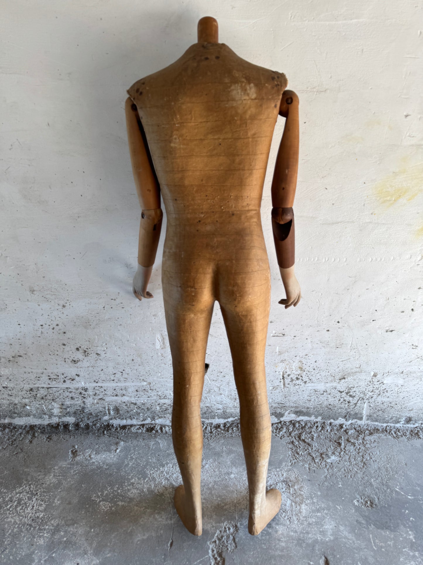 Antique dress form in wood and papier-mâché – Moch Tigurem Köln