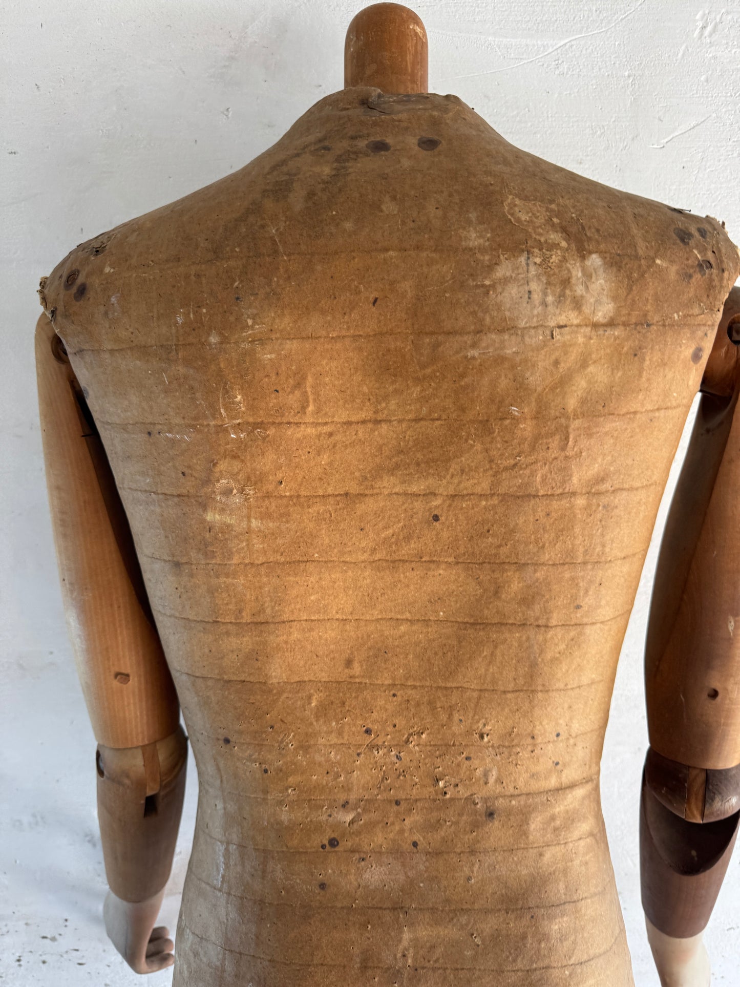 Antique dress form in wood and papier-mâché – Moch Tigurem Köln