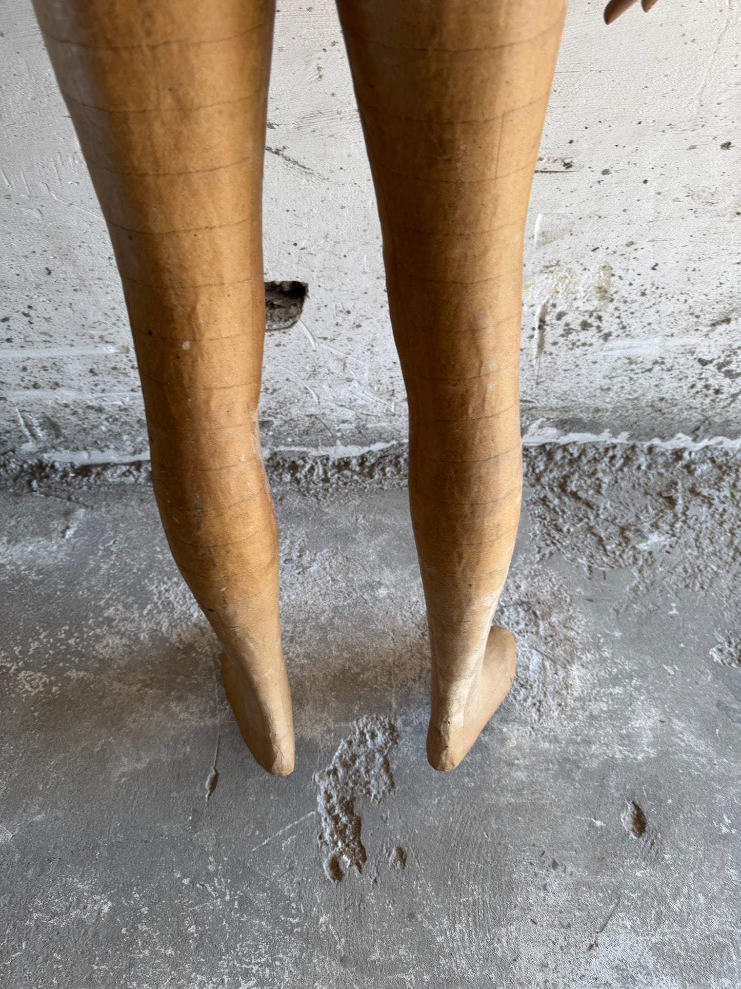 Antique dress form in wood and papier-mâché – Moch Tigurem Köln