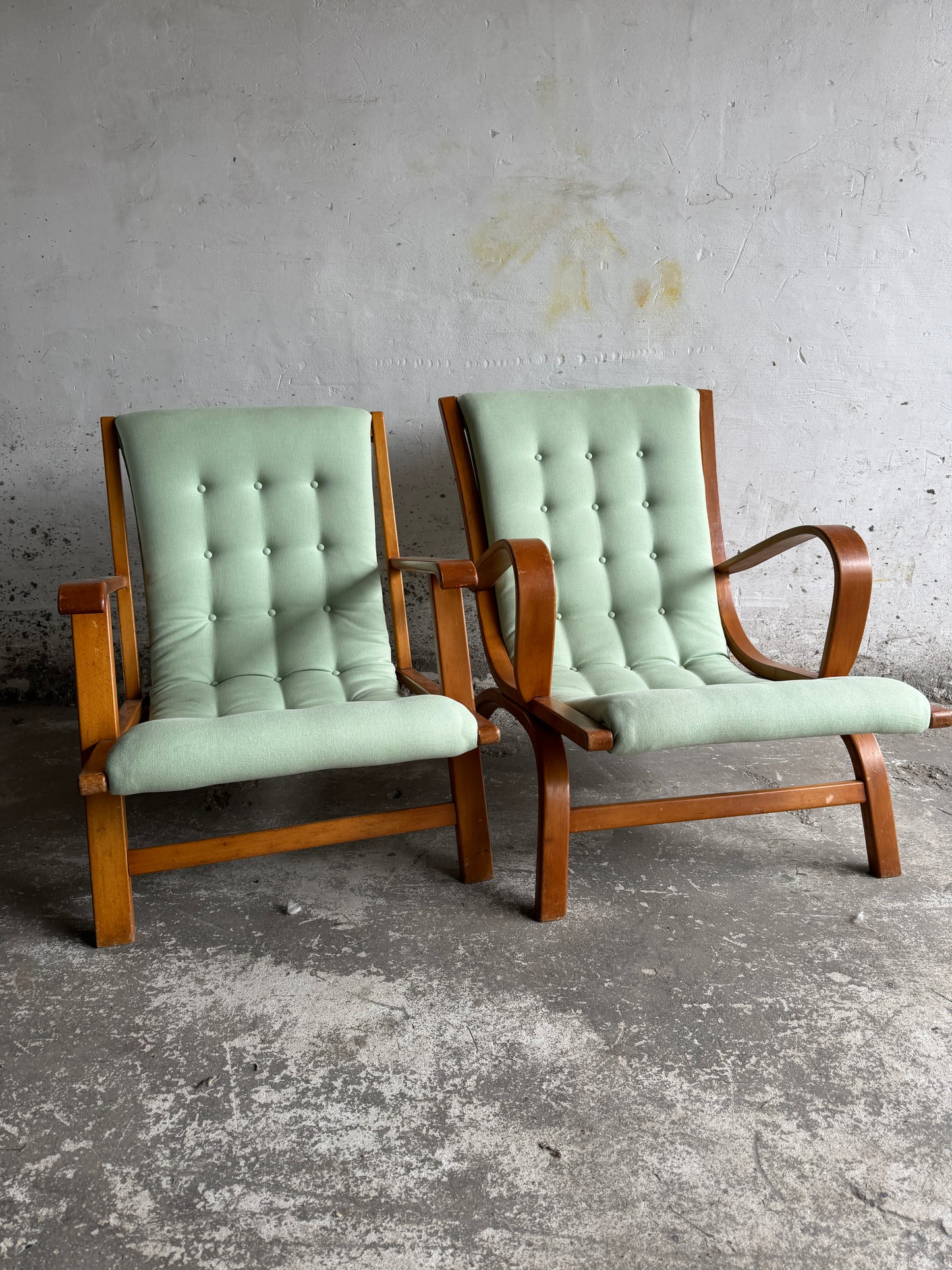 Set van 2 vintage loungestoelen met mintgroene kussens