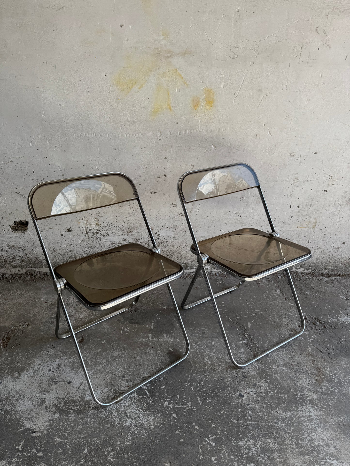 Set van twee Plia-stijl klapstoelen in smoked plexiglas
