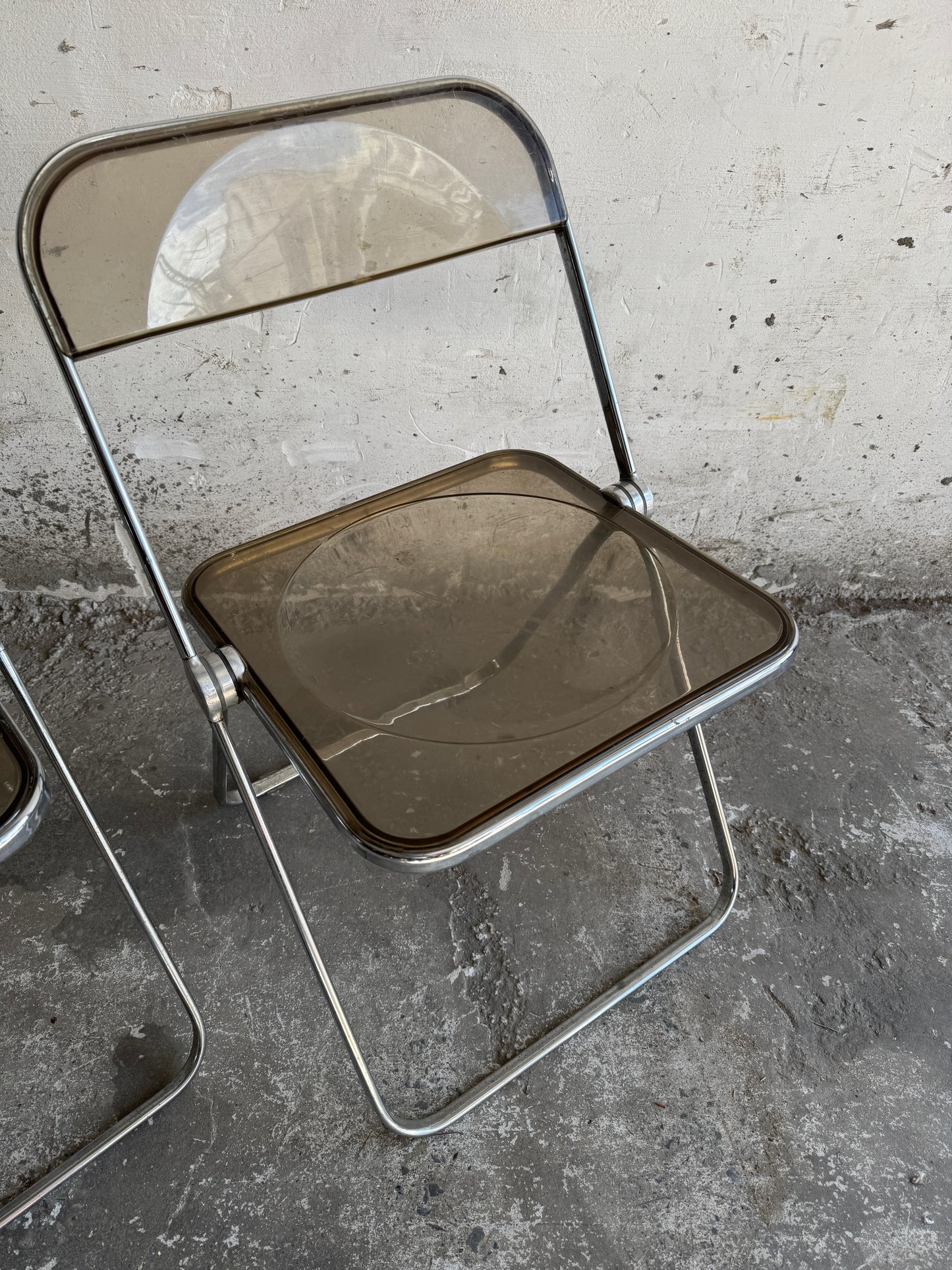 Set van twee Plia-stijl klapstoelen in smoked plexiglas