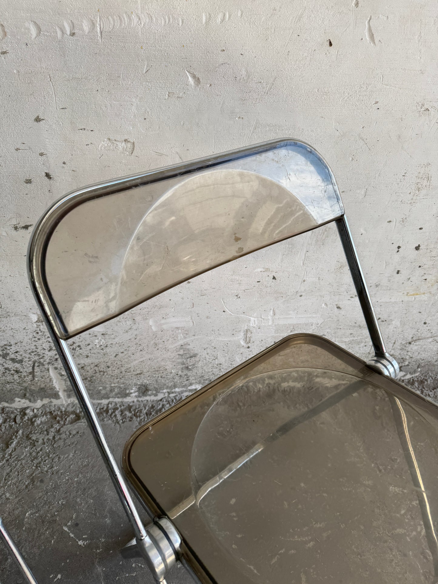 Set van twee Plia-stijl klapstoelen in smoked plexiglas