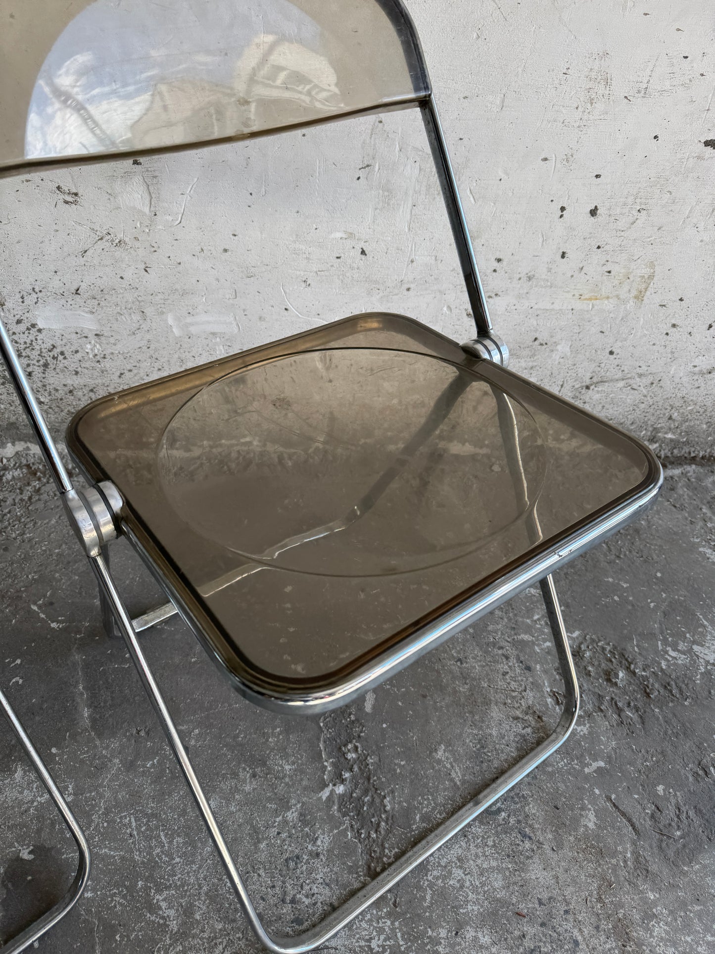 Set van twee Plia-stijl klapstoelen in smoked plexiglas
