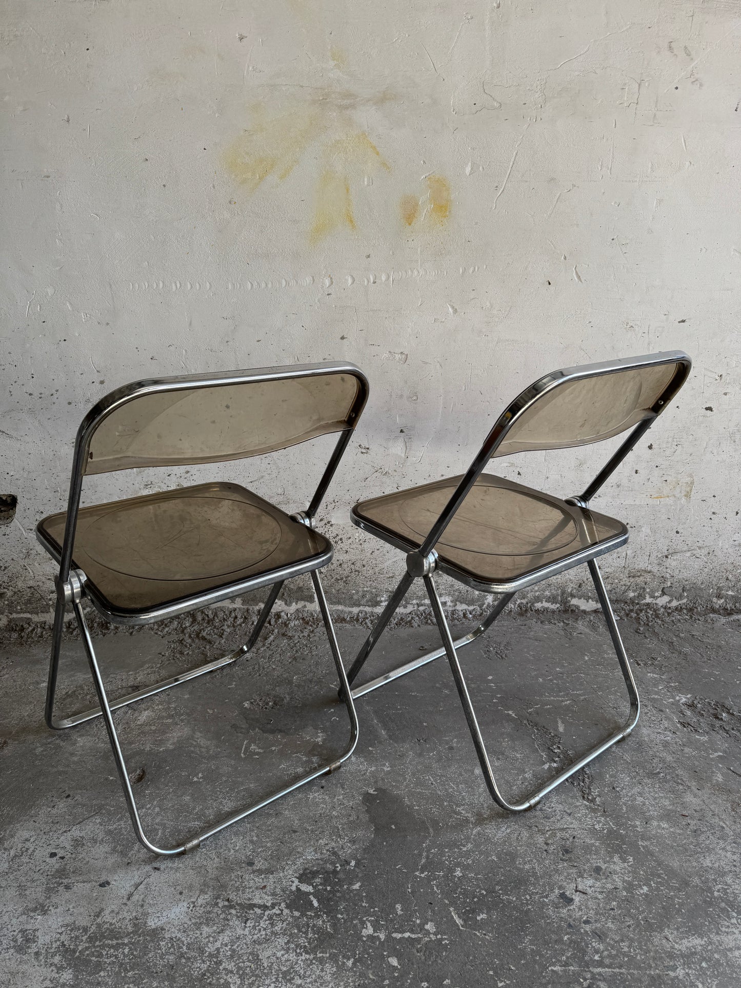 Set van twee Plia-stijl klapstoelen in smoked plexiglas