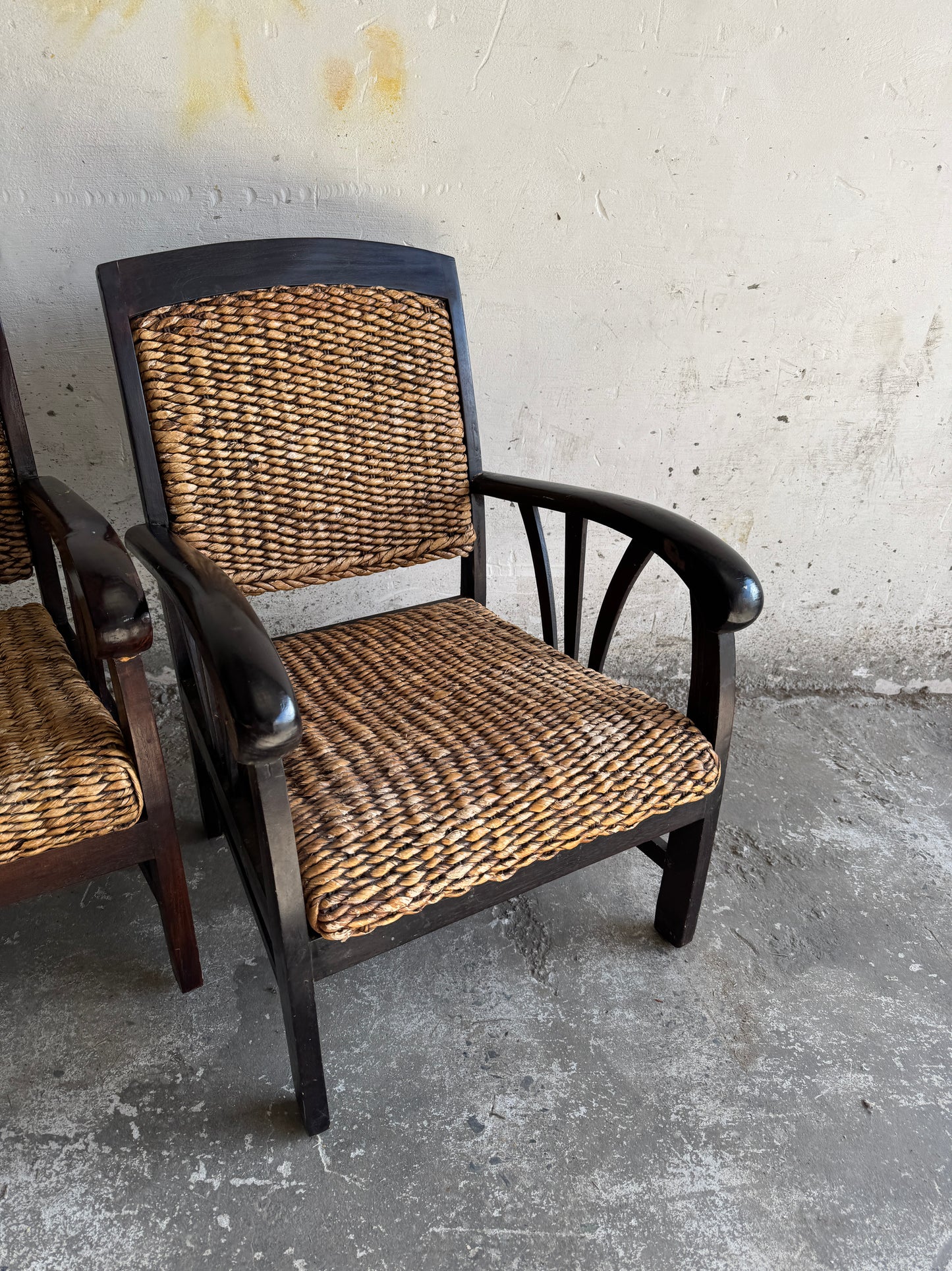 Set van twee koloniale rotan fauteuils met houten frame