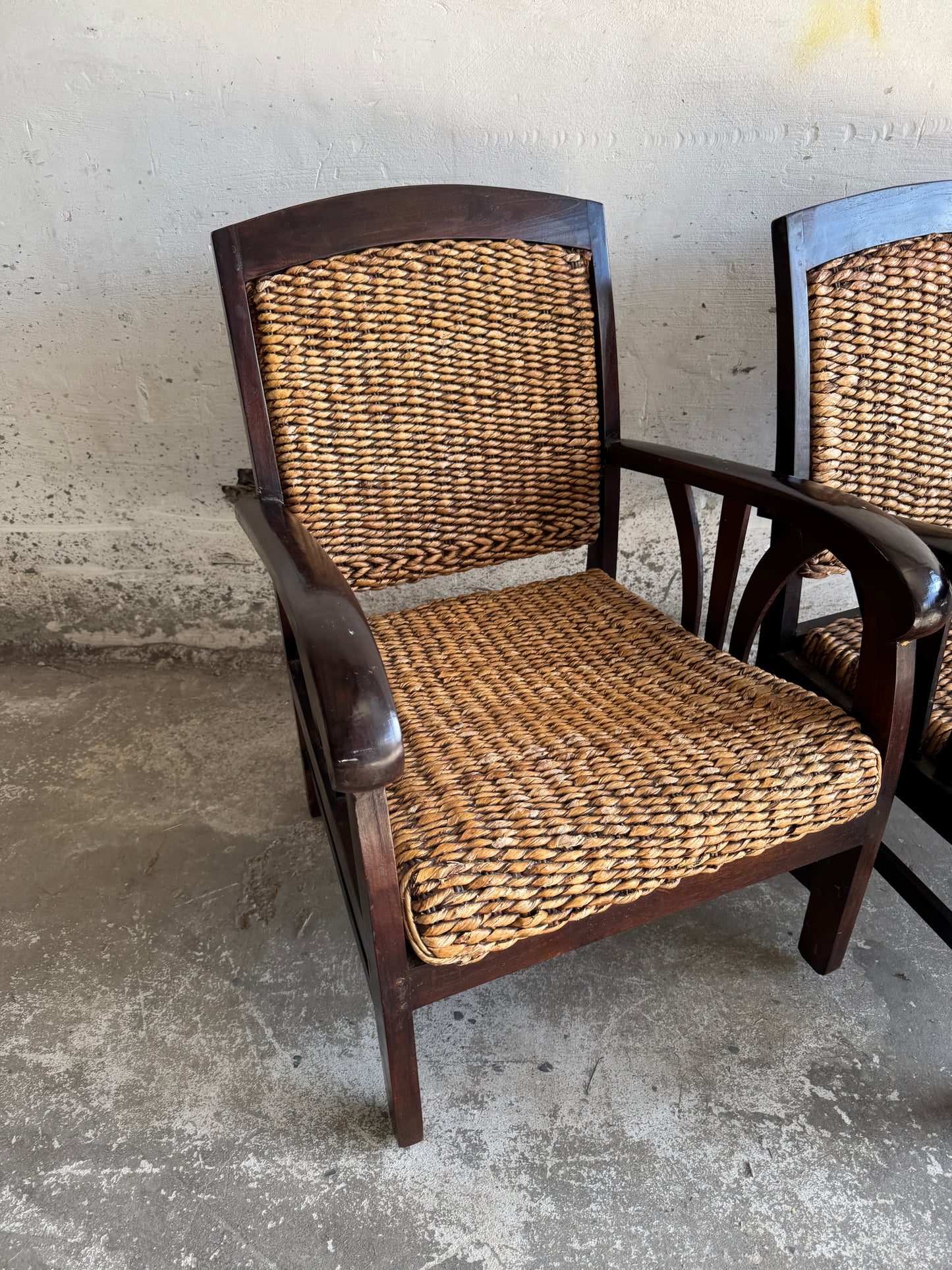 Set van twee koloniale rotan fauteuils met houten frame