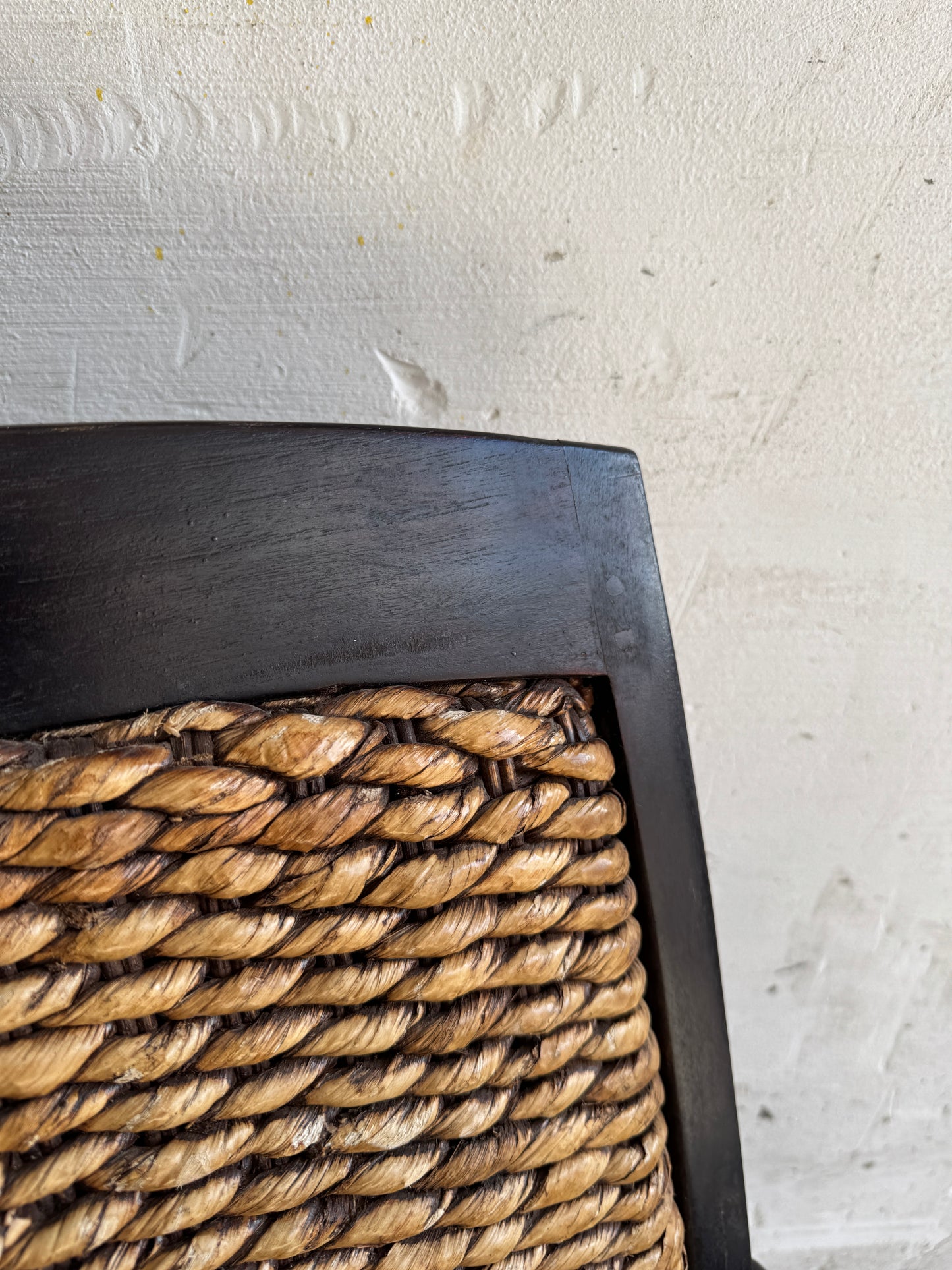 Set van twee koloniale rotan fauteuils met houten frame