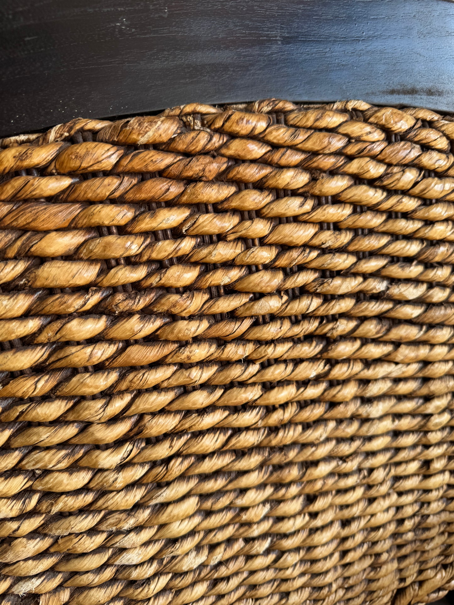 Set van twee koloniale rotan fauteuils met houten frame