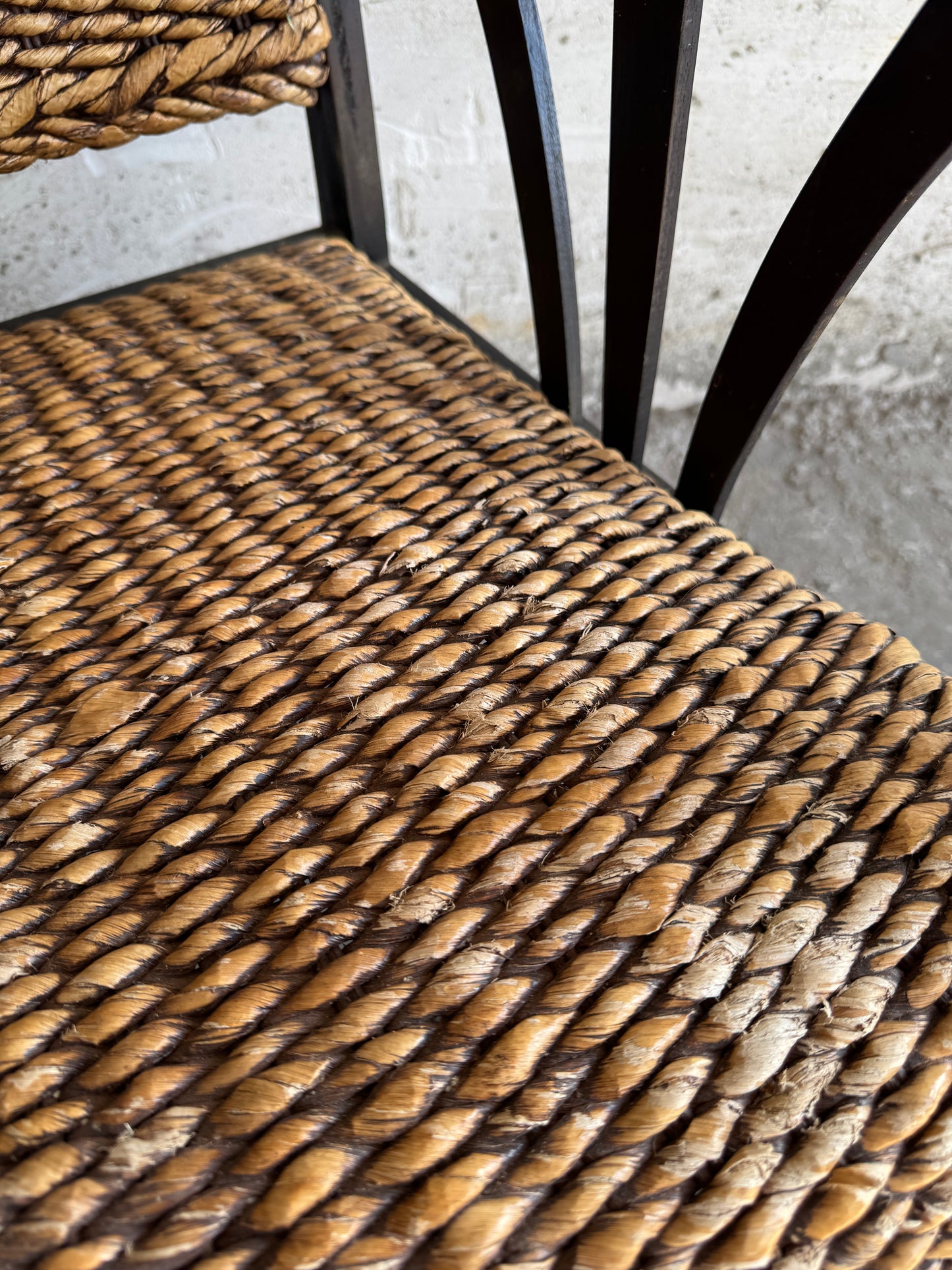 Set van twee koloniale rotan fauteuils met houten frame