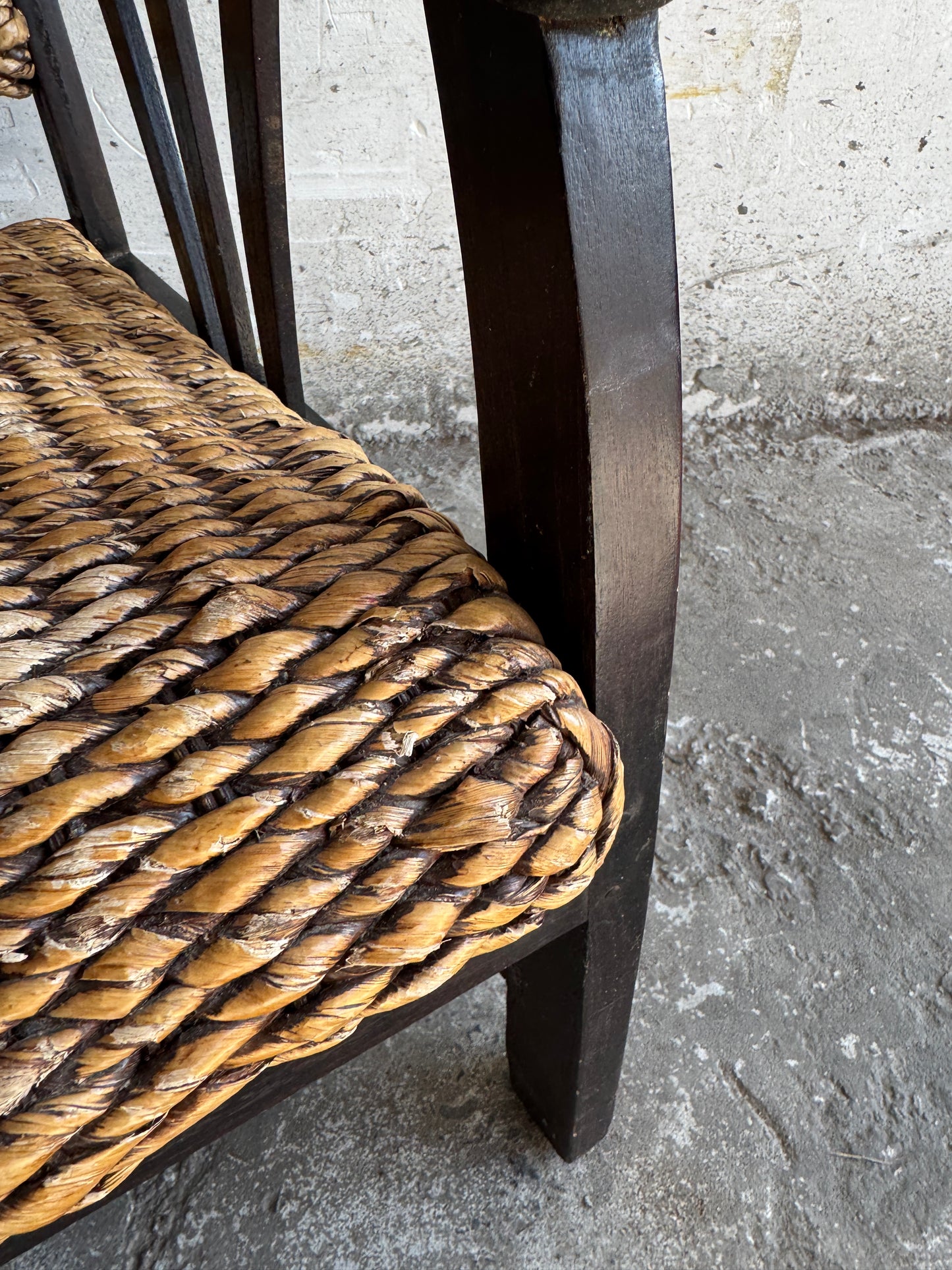 Set van twee koloniale rotan fauteuils met houten frame