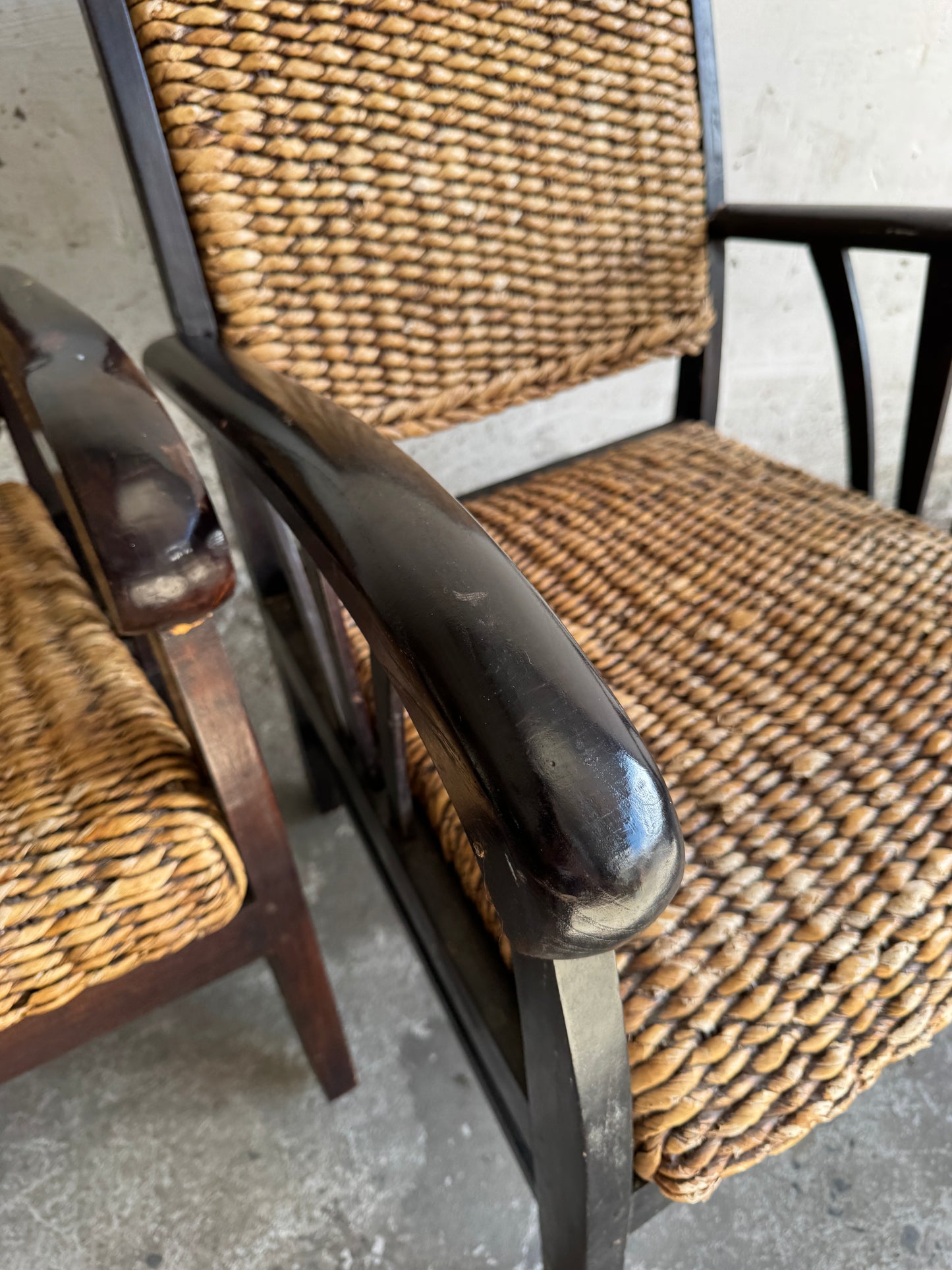 Set van twee koloniale rotan fauteuils met houten frame