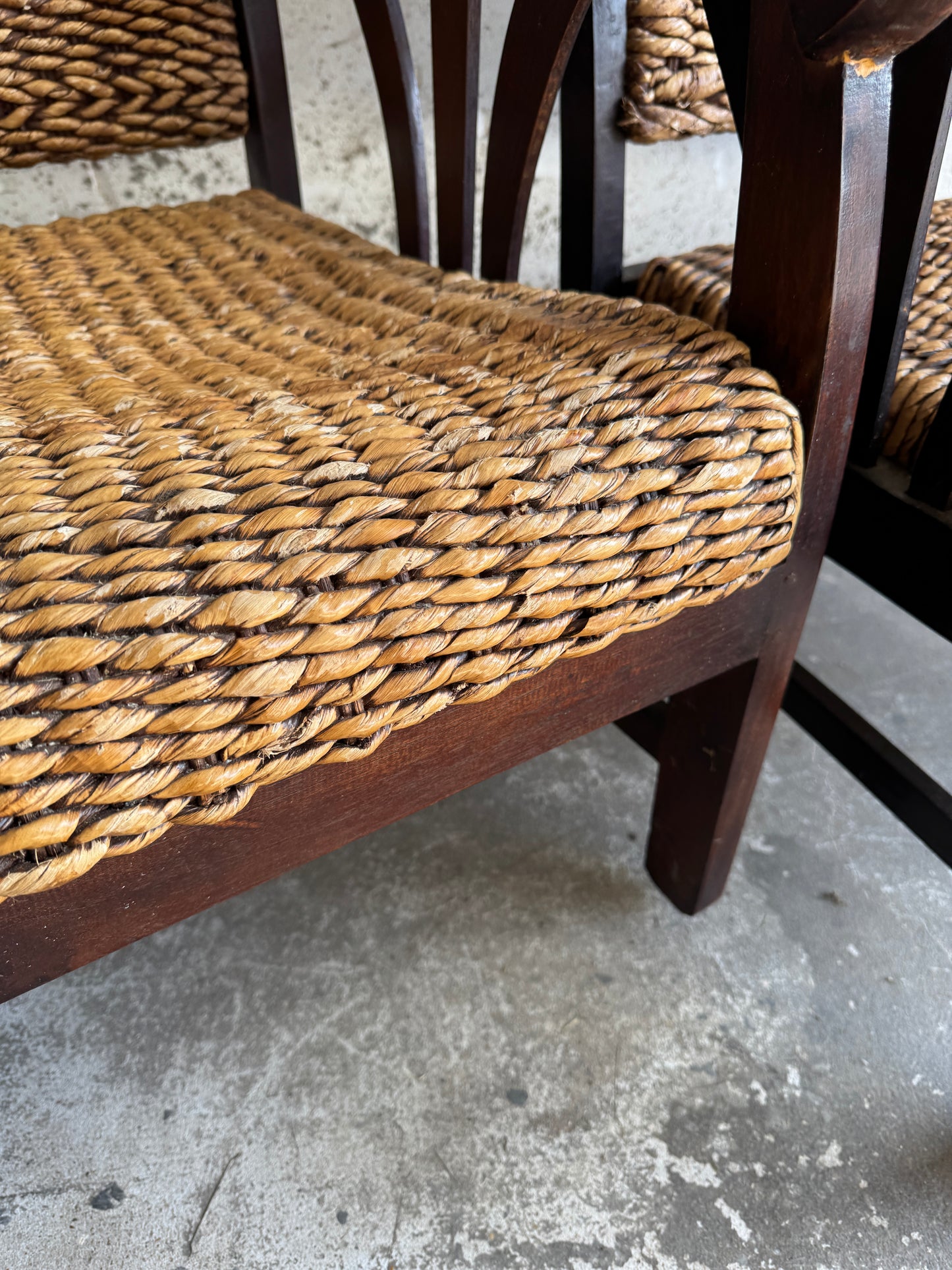 Set van twee koloniale rotan fauteuils met houten frame