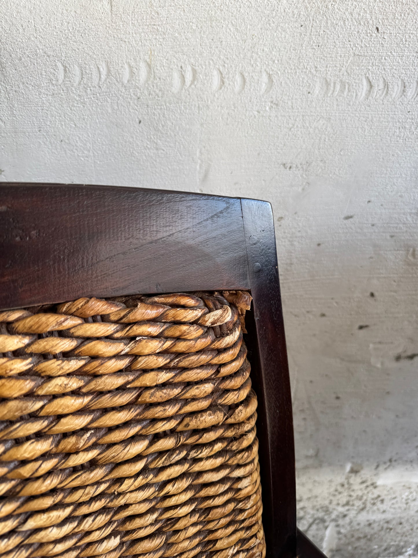 Set van twee koloniale rotan fauteuils met houten frame