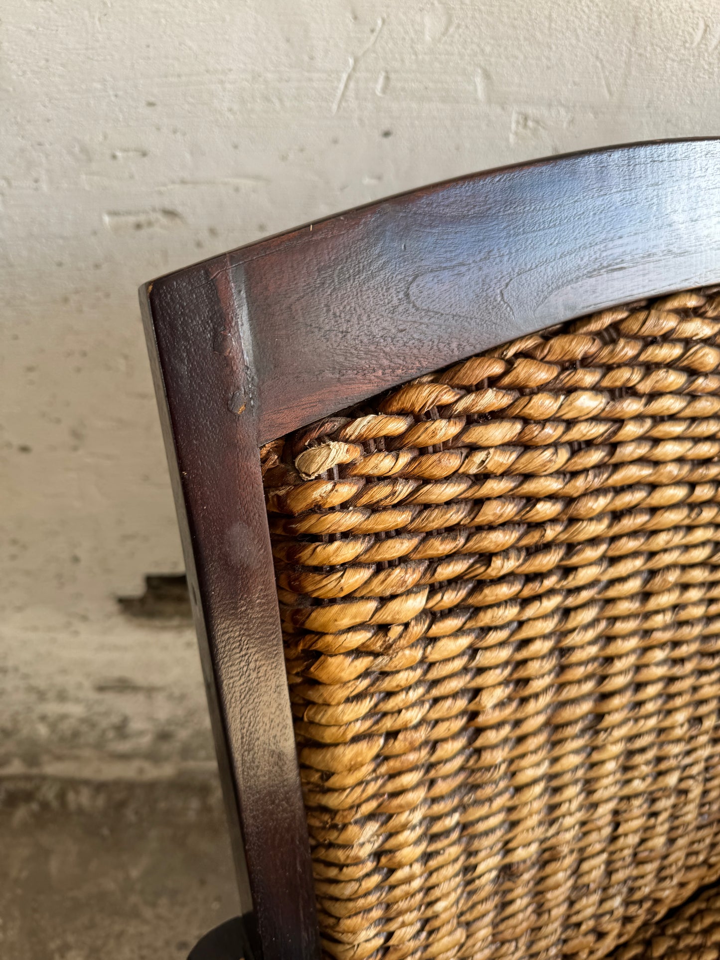 Set van twee koloniale rotan fauteuils met houten frame