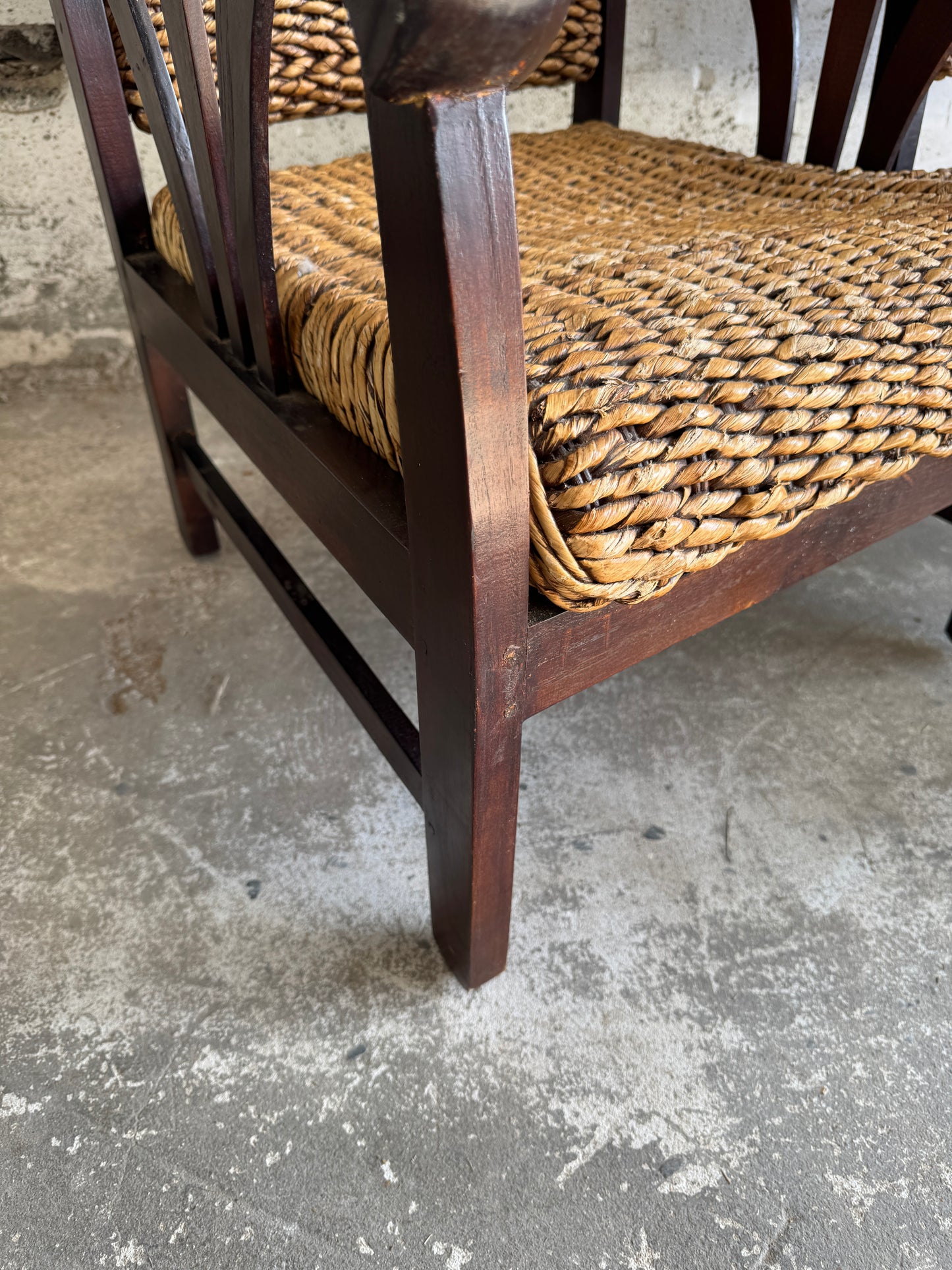 Set van twee koloniale rotan fauteuils met houten frame