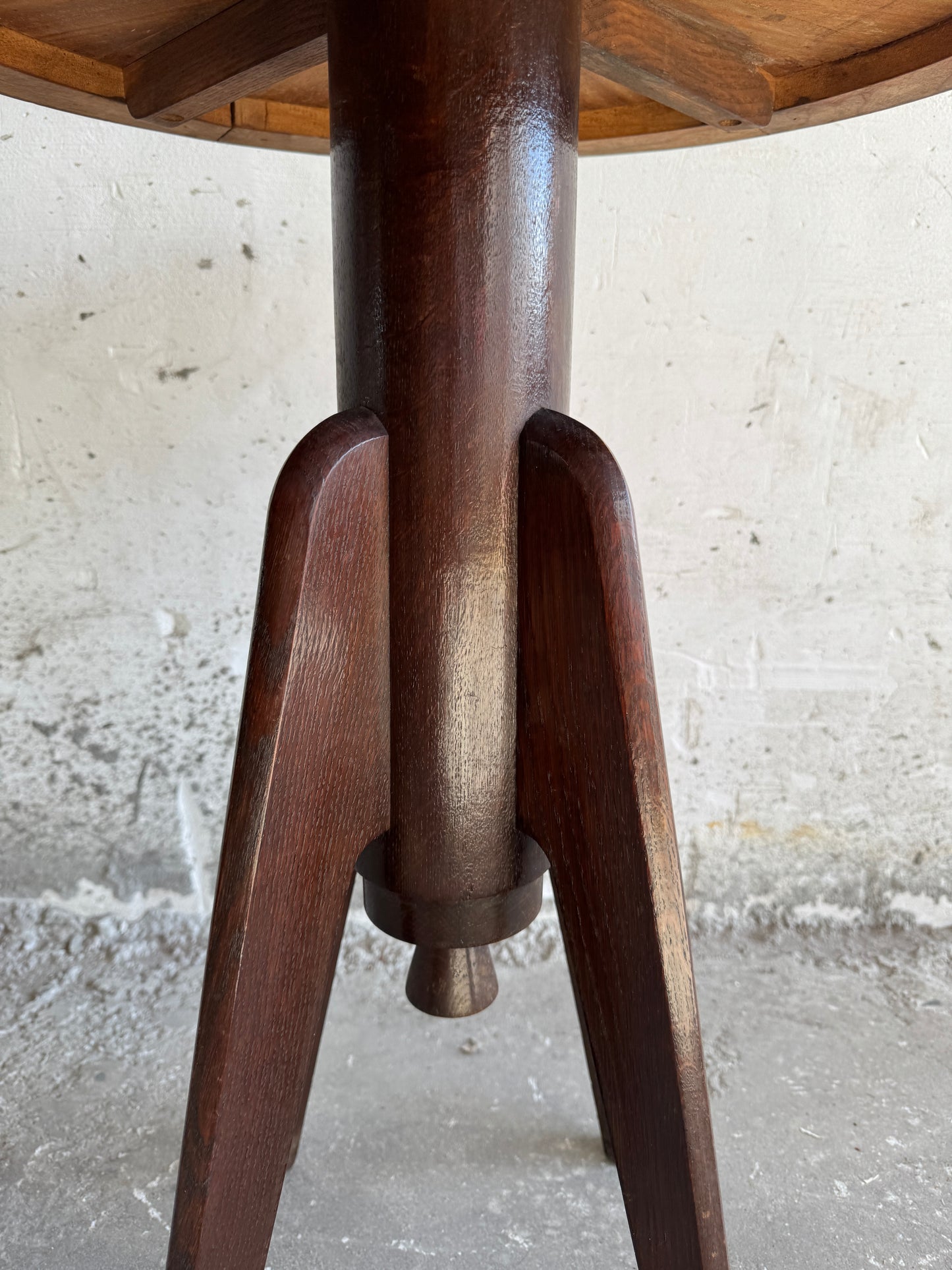 Art Deco bijzettafel in donker hout met stervormig bladpatroon