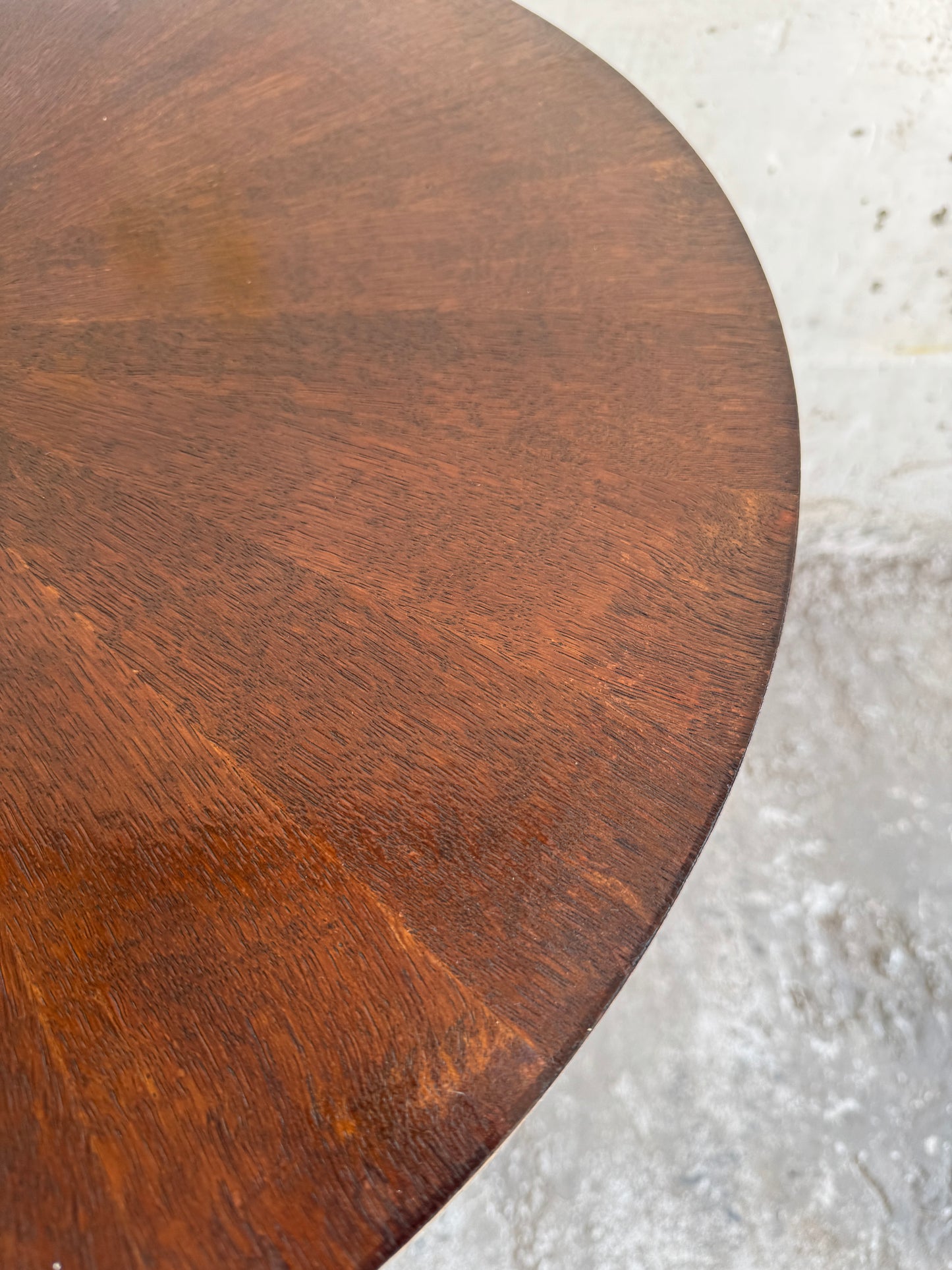 Art Deco bijzettafel in donker hout met stervormig bladpatroon