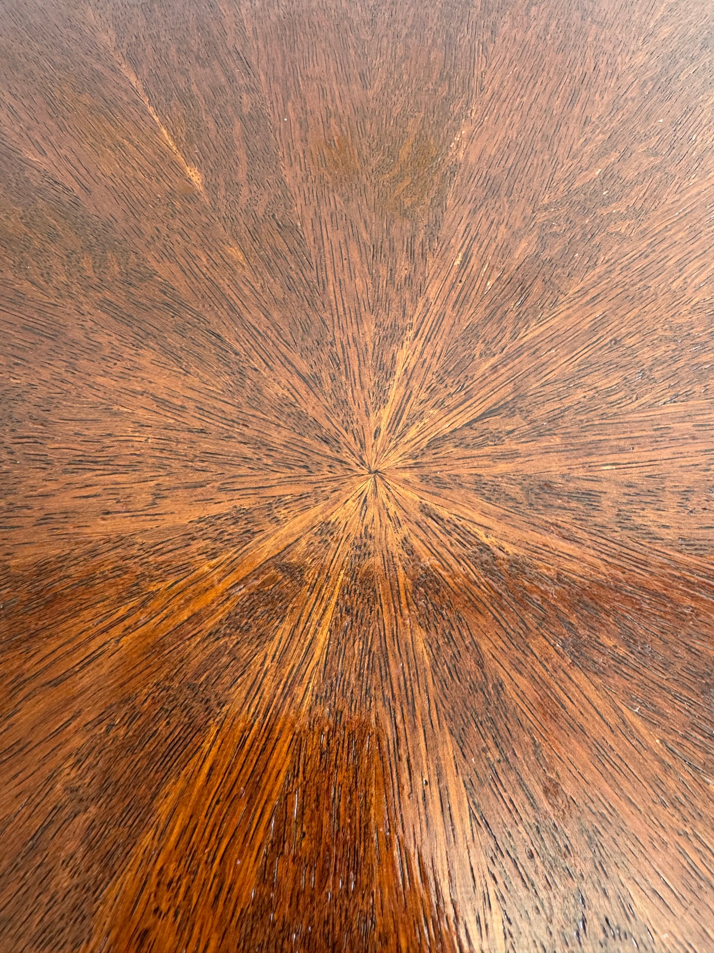 Art Deco bijzettafel in donker hout met stervormig bladpatroon