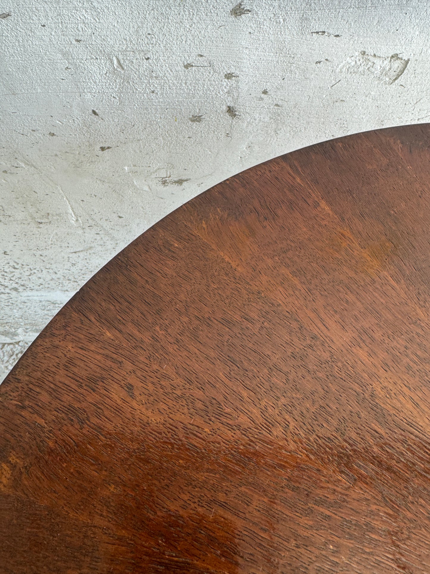 Art Deco bijzettafel in donker hout met stervormig bladpatroon