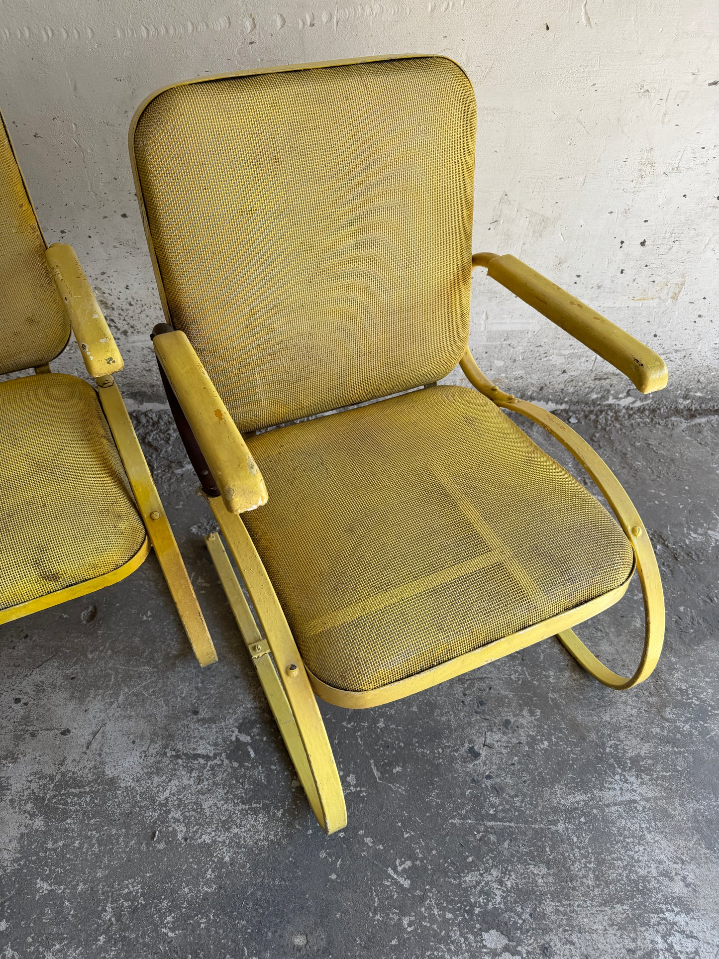 Set van 2 metalen ‘bouncy’ patio stoelen (1950s)