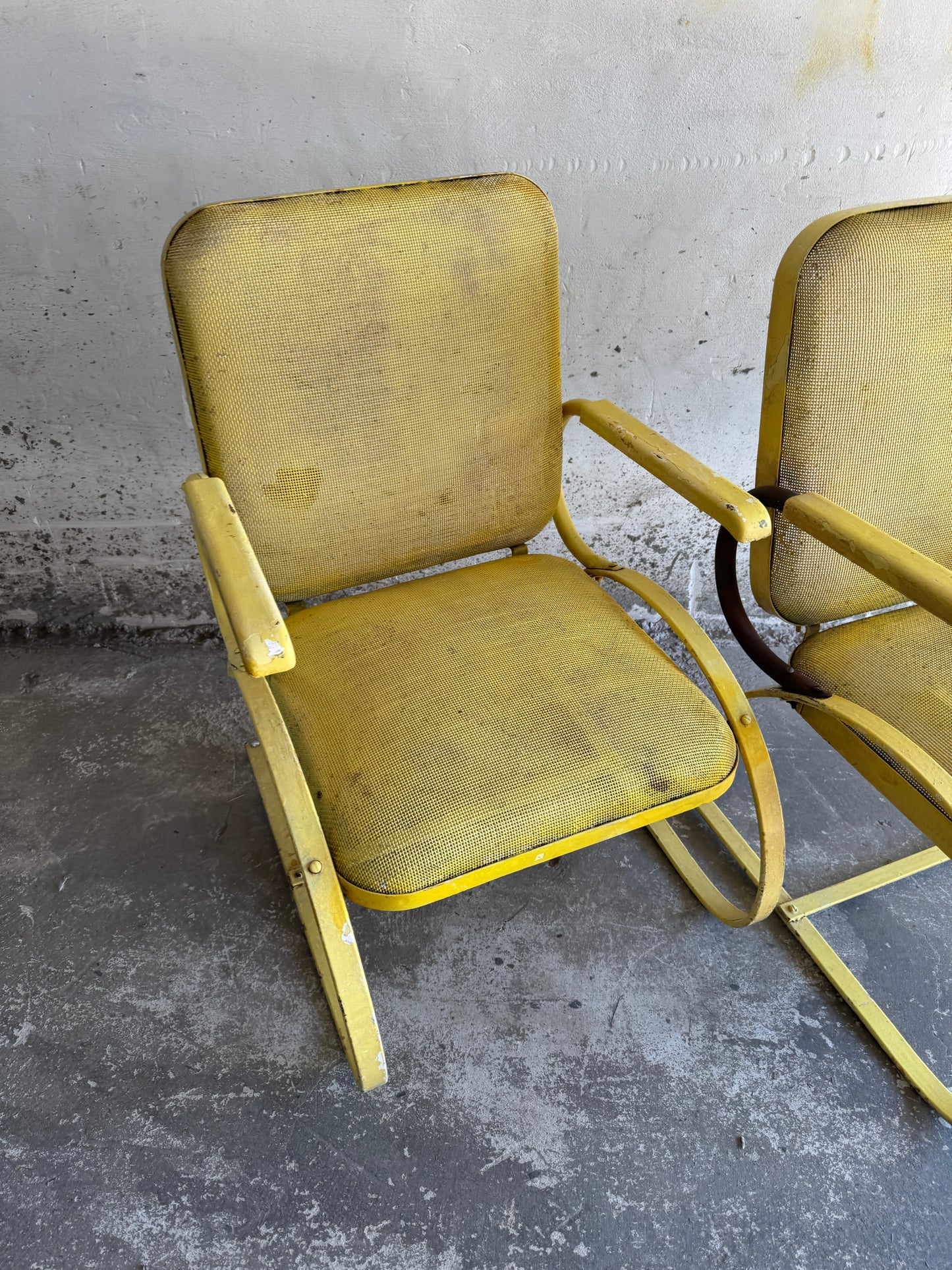Set van 2 metalen ‘bouncy’ patio stoelen (1950s)