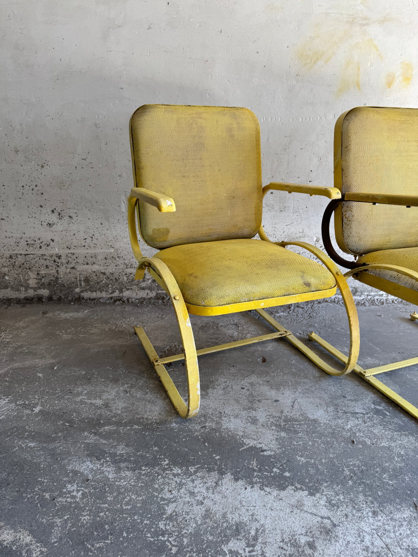 Set van 2 metalen ‘bouncy’ patio stoelen (1950s)