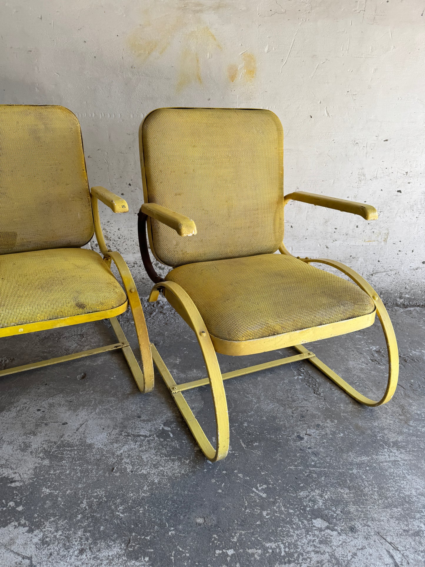 Set van 2 metalen ‘bouncy’ patio stoelen (1950s)