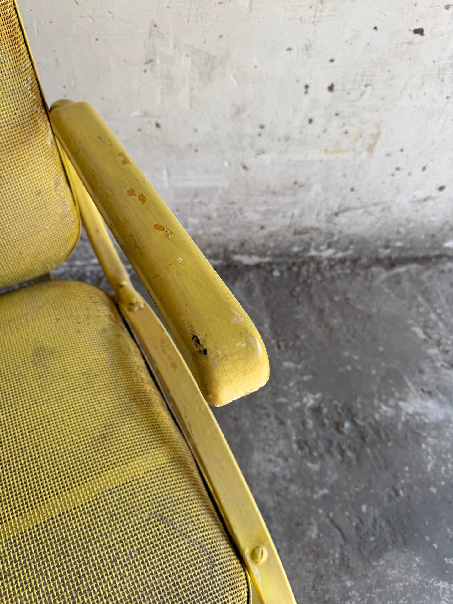 Set van 2 metalen ‘bouncy’ patio stoelen (1950s)