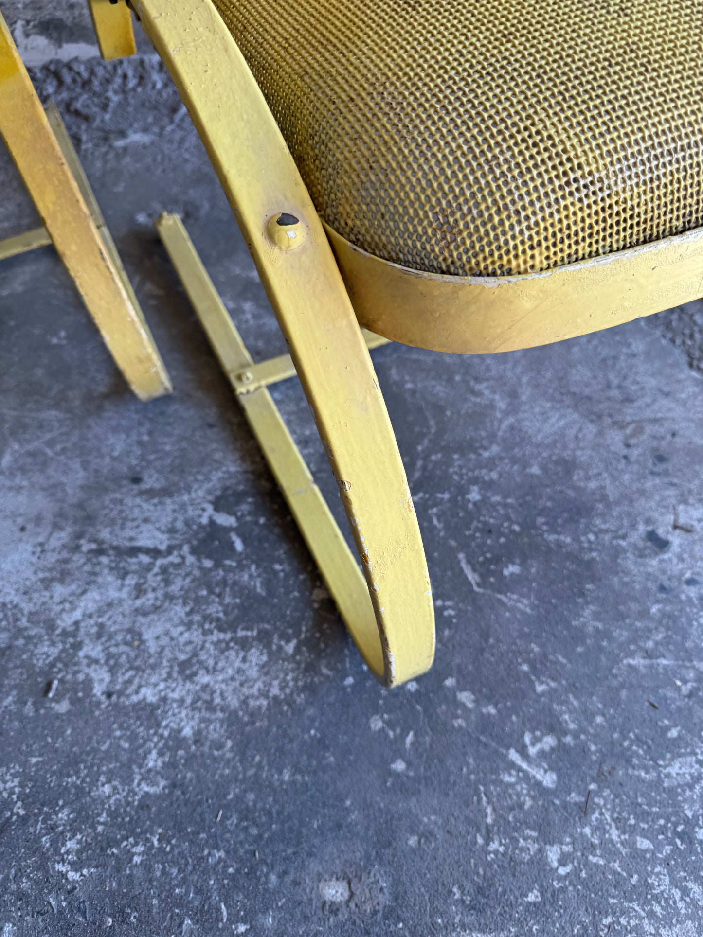 Set van 2 metalen ‘bouncy’ patio stoelen (1950s)