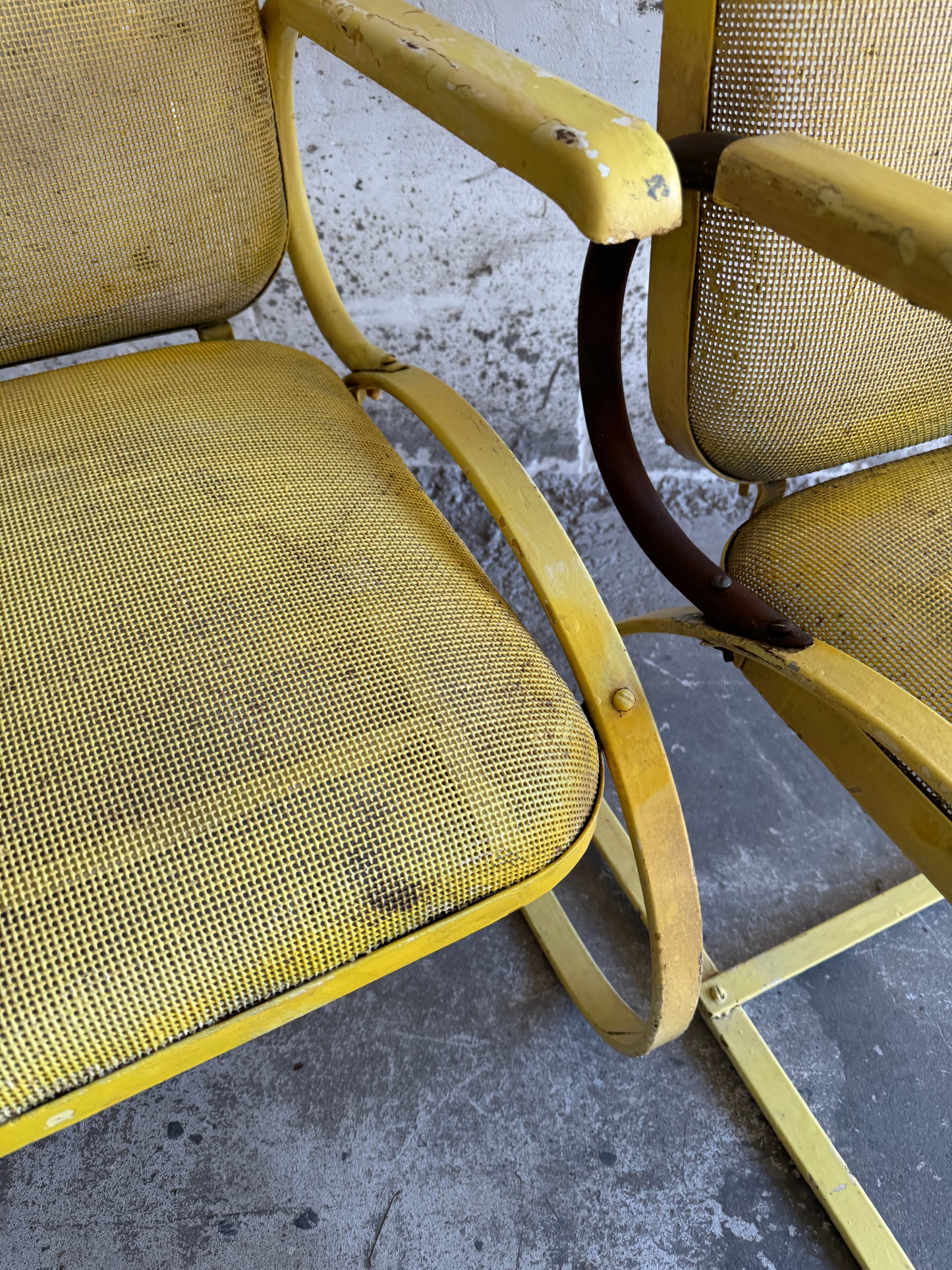 Set van 2 metalen ‘bouncy’ patio stoelen (1950s)