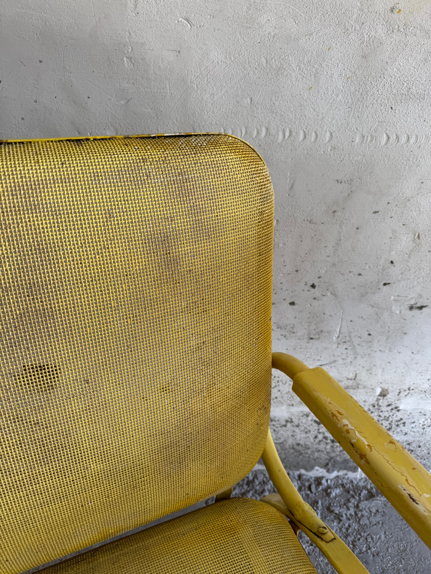 Set van 2 metalen ‘bouncy’ patio stoelen (1950s)