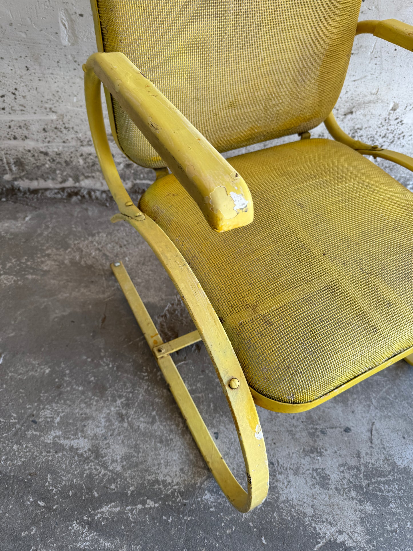 Set van 2 metalen ‘bouncy’ patio stoelen (1950s)