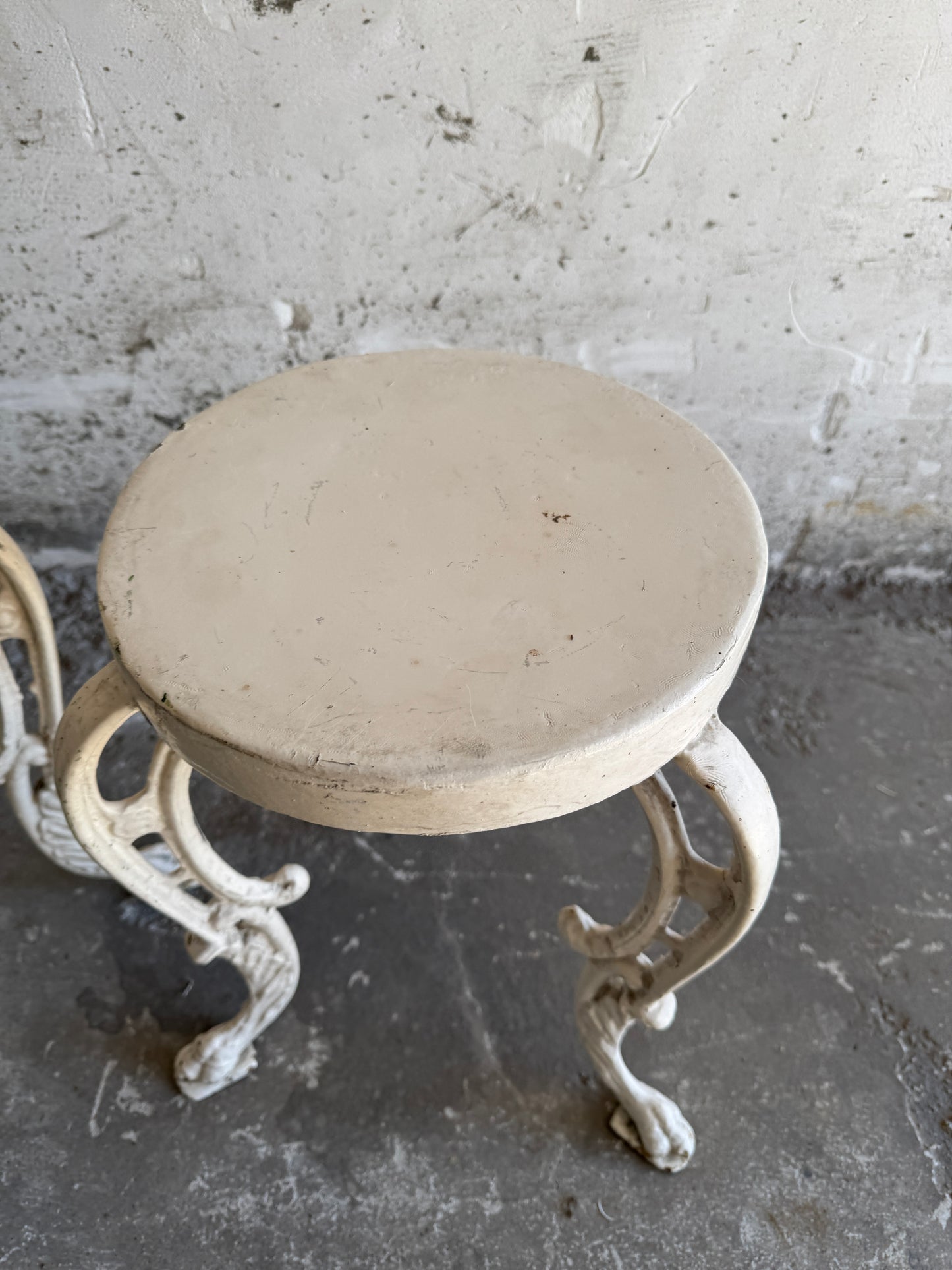 Set van twee antieke gietijzeren bijzettafels