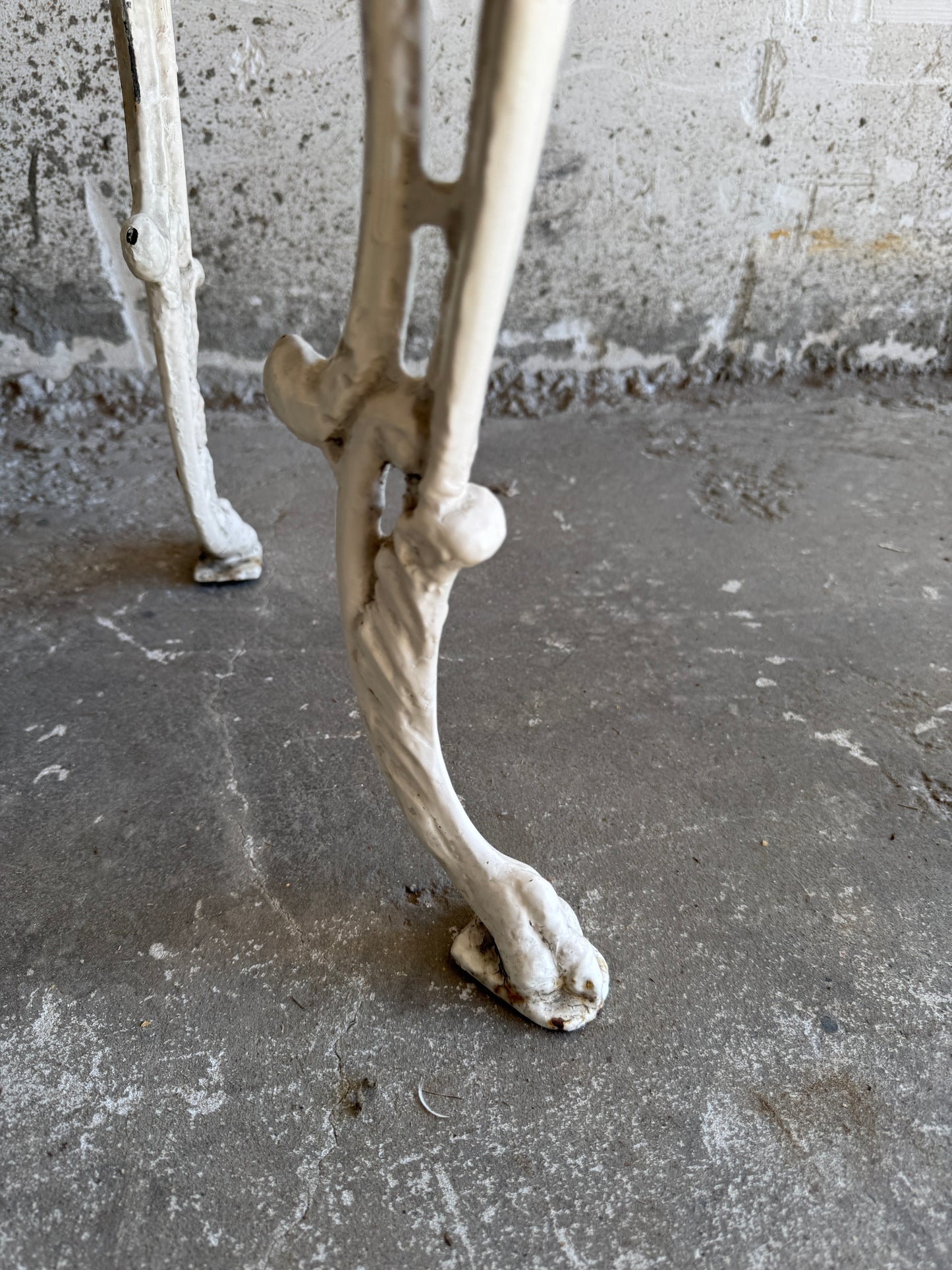 Set van twee antieke gietijzeren bijzettafels