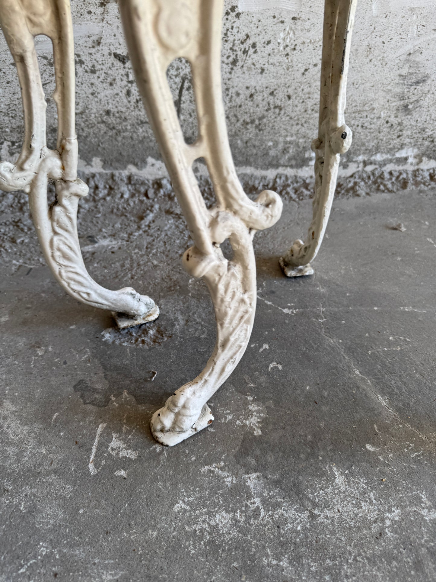 Set van twee antieke gietijzeren bijzettafels