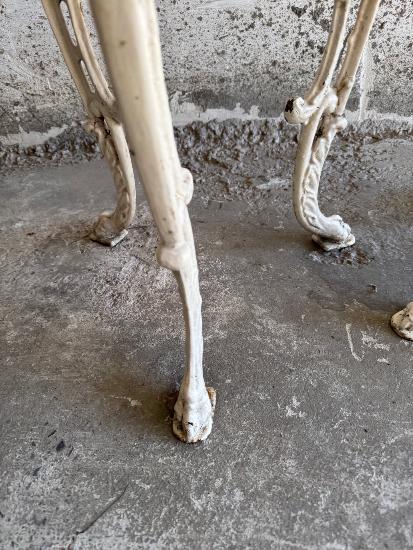 Set van twee antieke gietijzeren bijzettafels