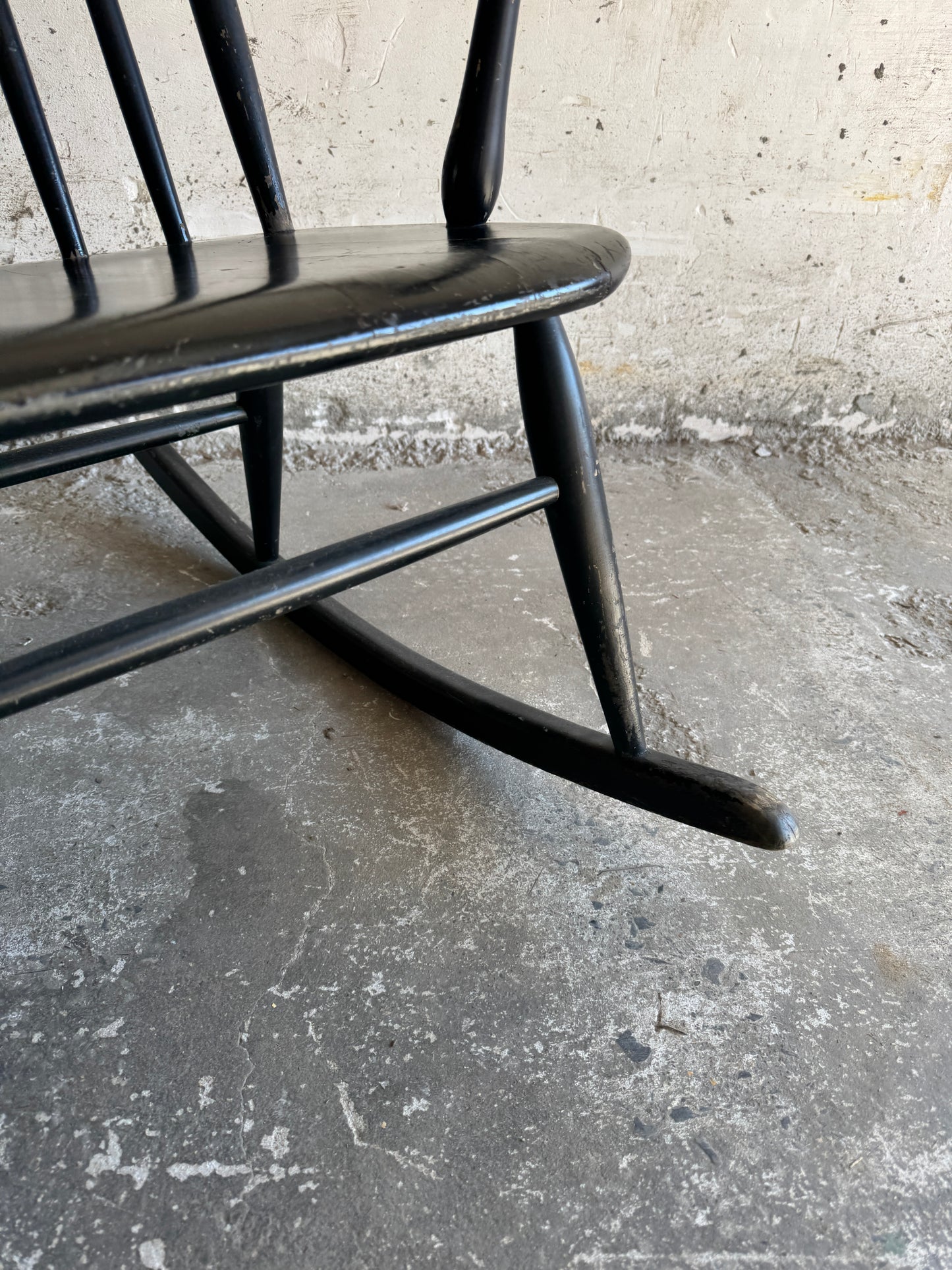 Black Scandinavian rocking chair in Windsor style
