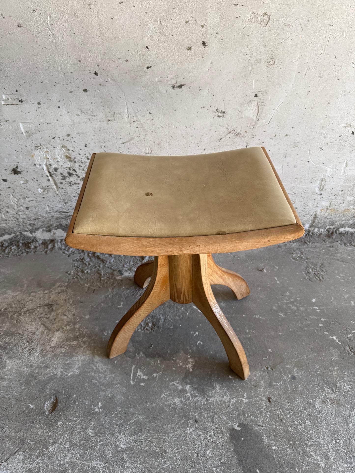 Vintage houten kruk met lichtgele zitting