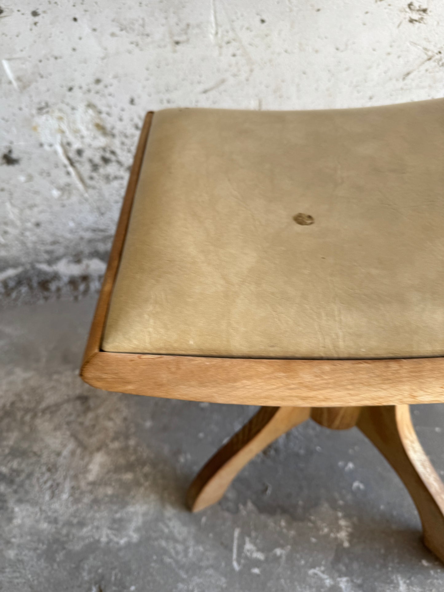 Vintage houten kruk met lichtgele zitting