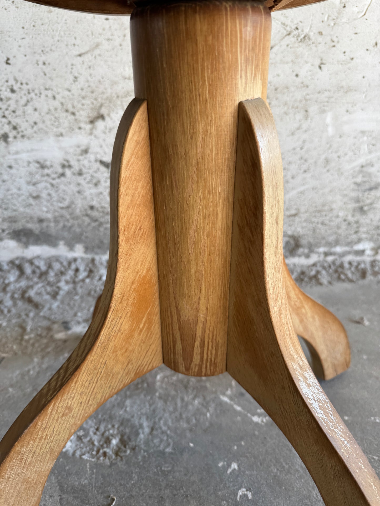 Vintage houten kruk met lichtgele zitting