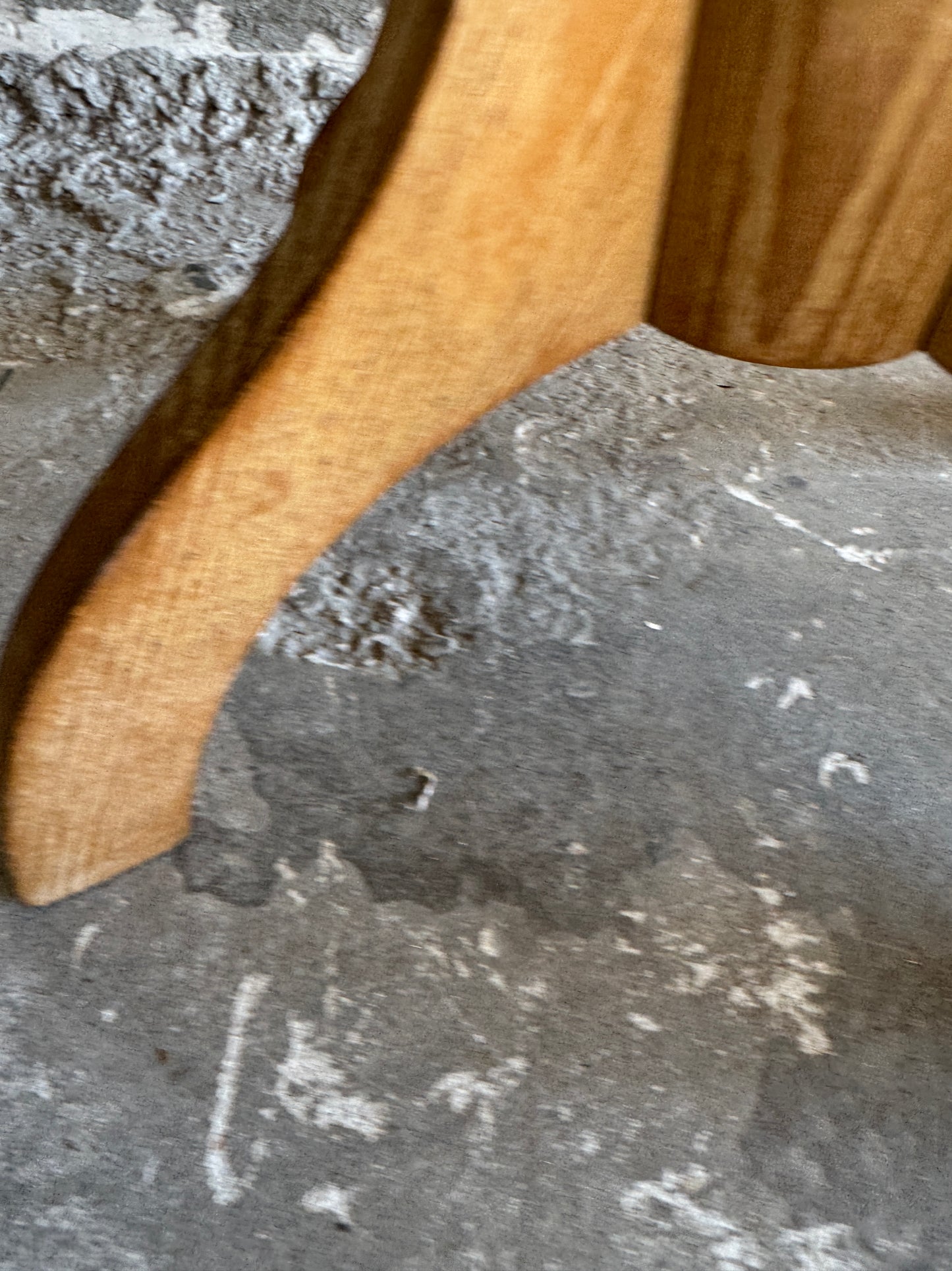 Vintage houten kruk met lichtgele zitting