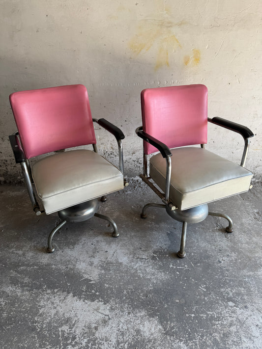 Set van twee vintage kappersstoelen in roze en zilver