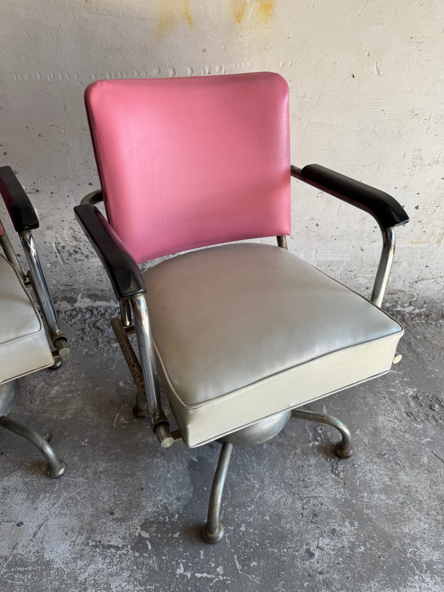 Set van twee vintage kappersstoelen in roze en zilver