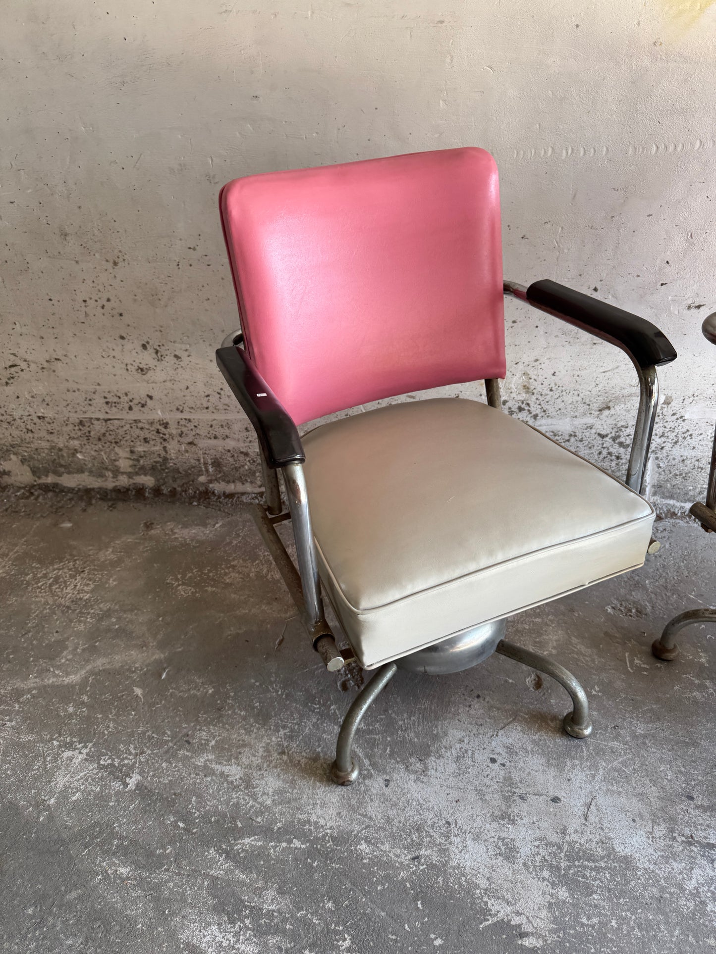 Set van twee vintage kappersstoelen in roze en zilver