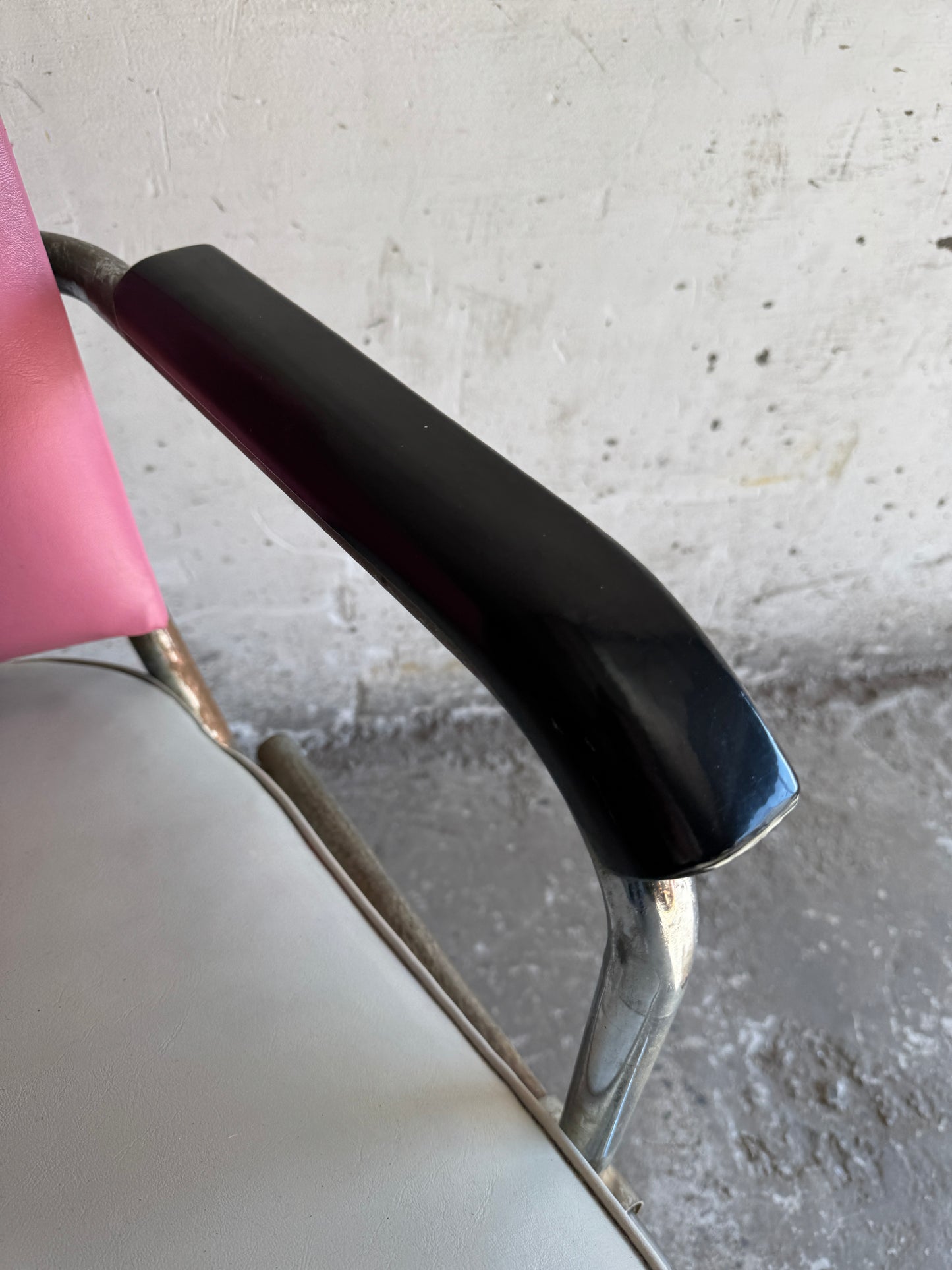 Set van twee vintage kappersstoelen in roze en zilver