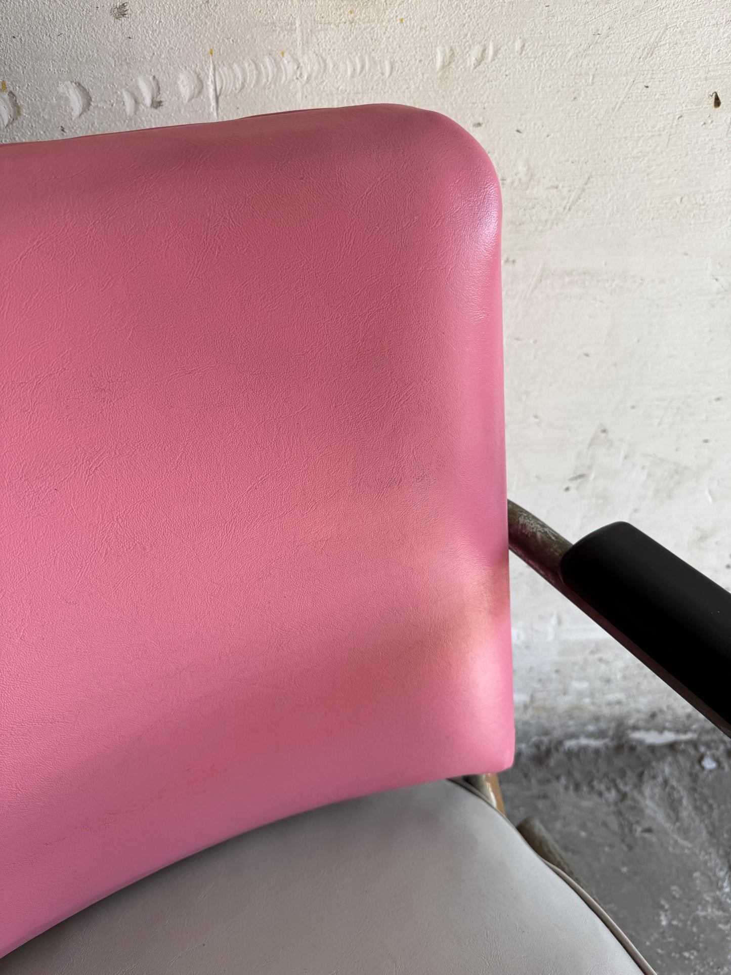 Set van twee vintage kappersstoelen in roze en zilver