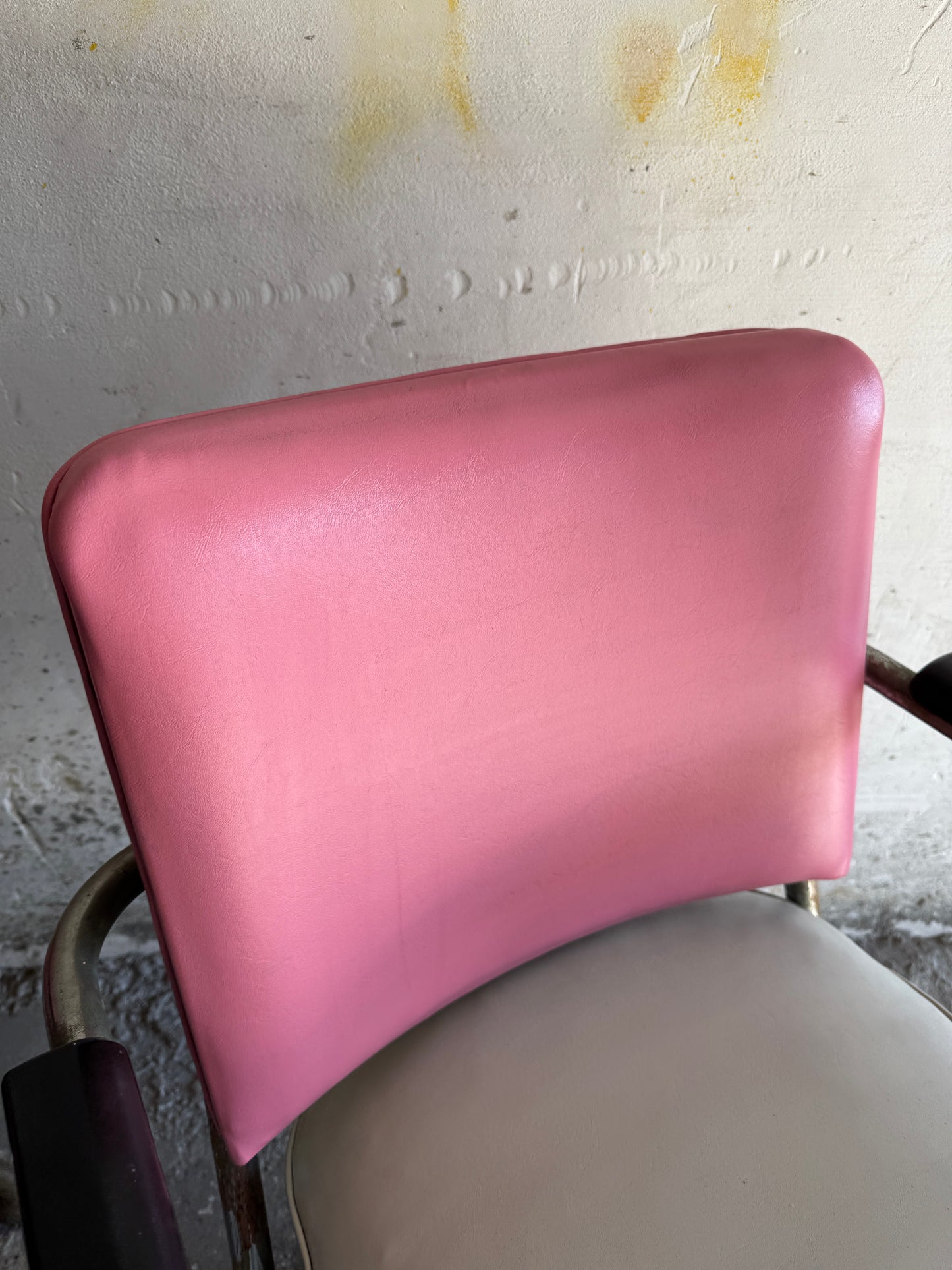 Set van twee vintage kappersstoelen in roze en zilver