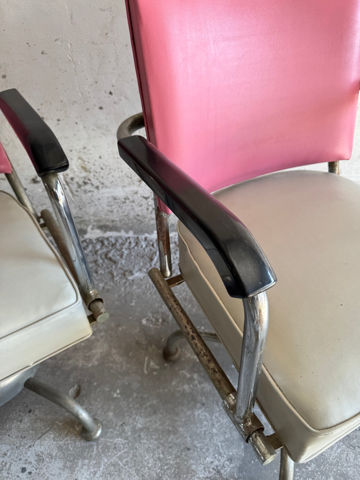 Set van twee vintage kappersstoelen in roze en zilver