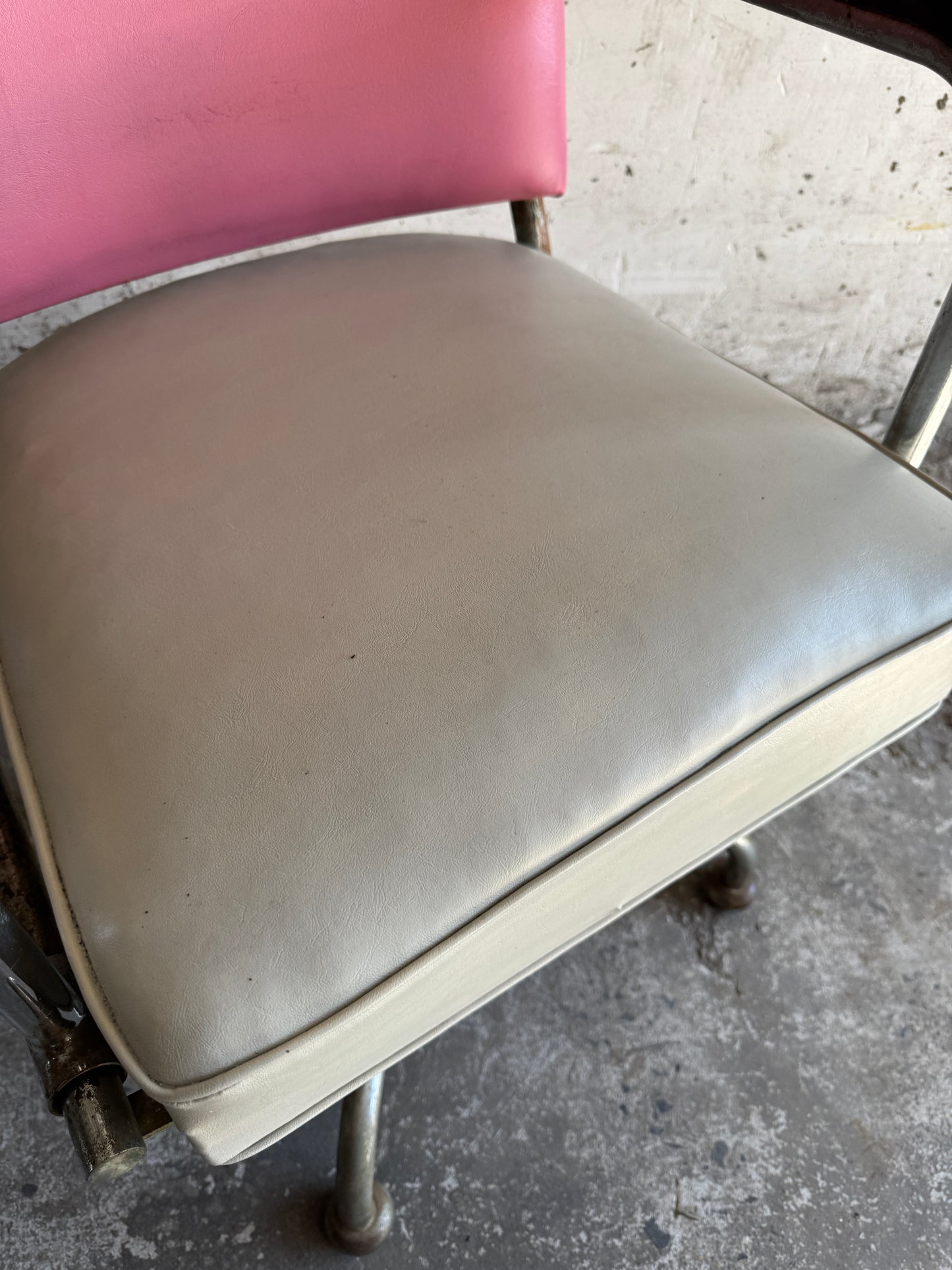 Set van twee vintage kappersstoelen in roze en zilver